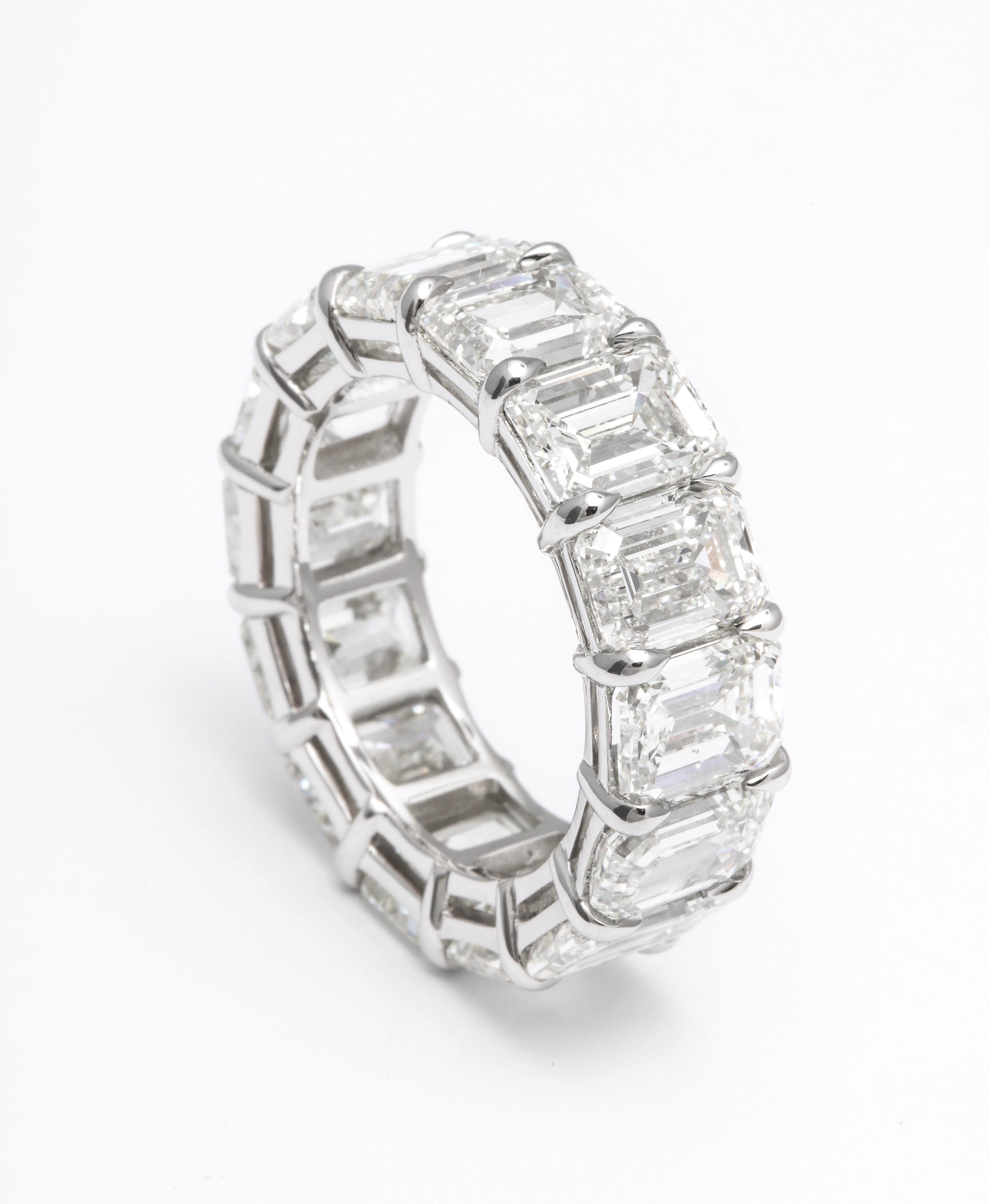 Anneau d'éternité en diamants taille émeraude de 14,20 carats Unisexe en vente