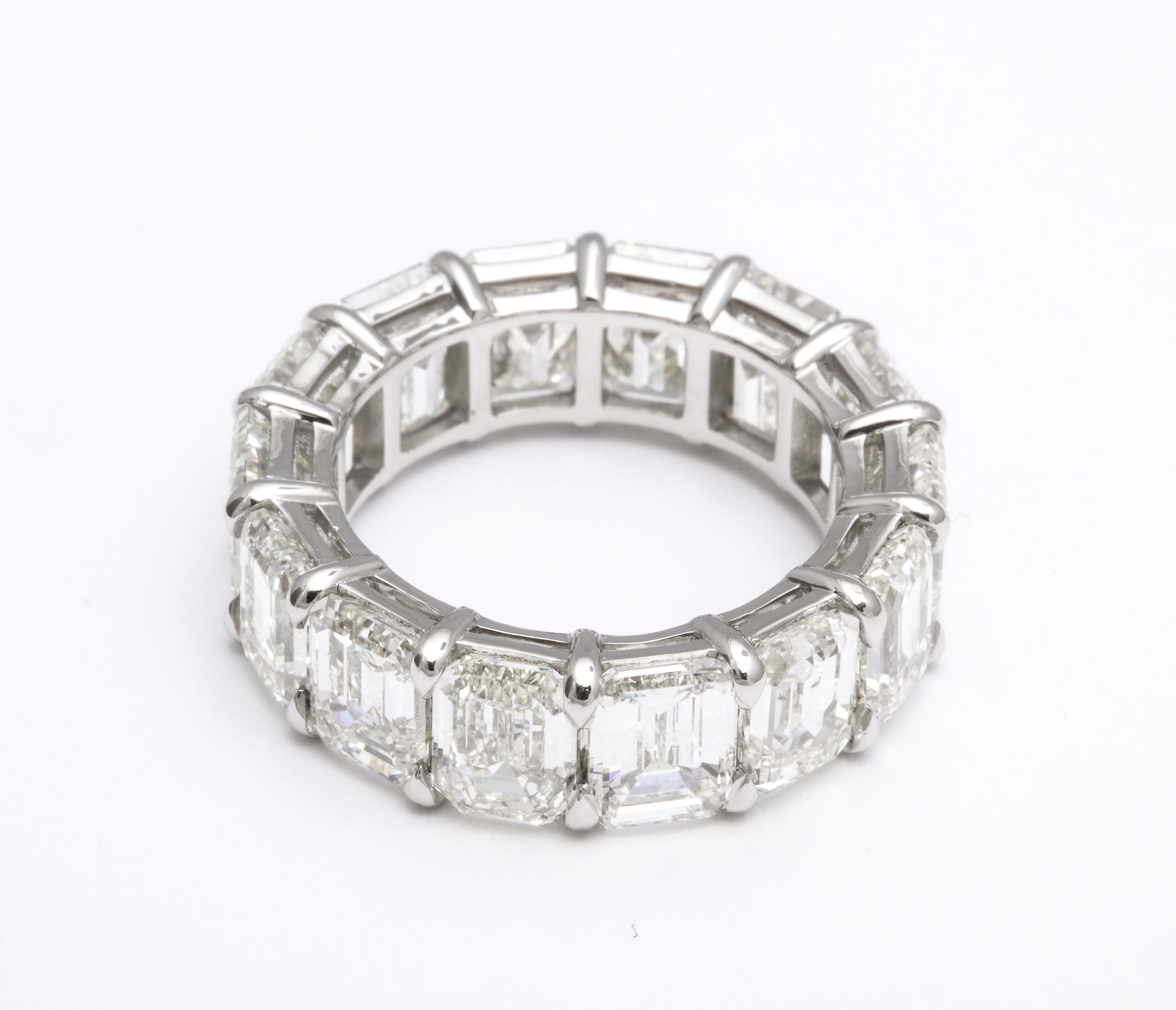 Anneau d'éternité en diamants taille émeraude de 14,20 carats en vente 1