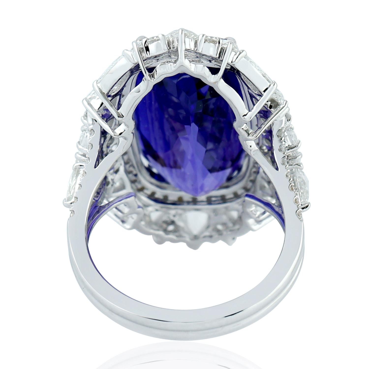 Contemporary 14.21 Carat Tanzanite Diamond 18 Karat White Gold Ring For Sale