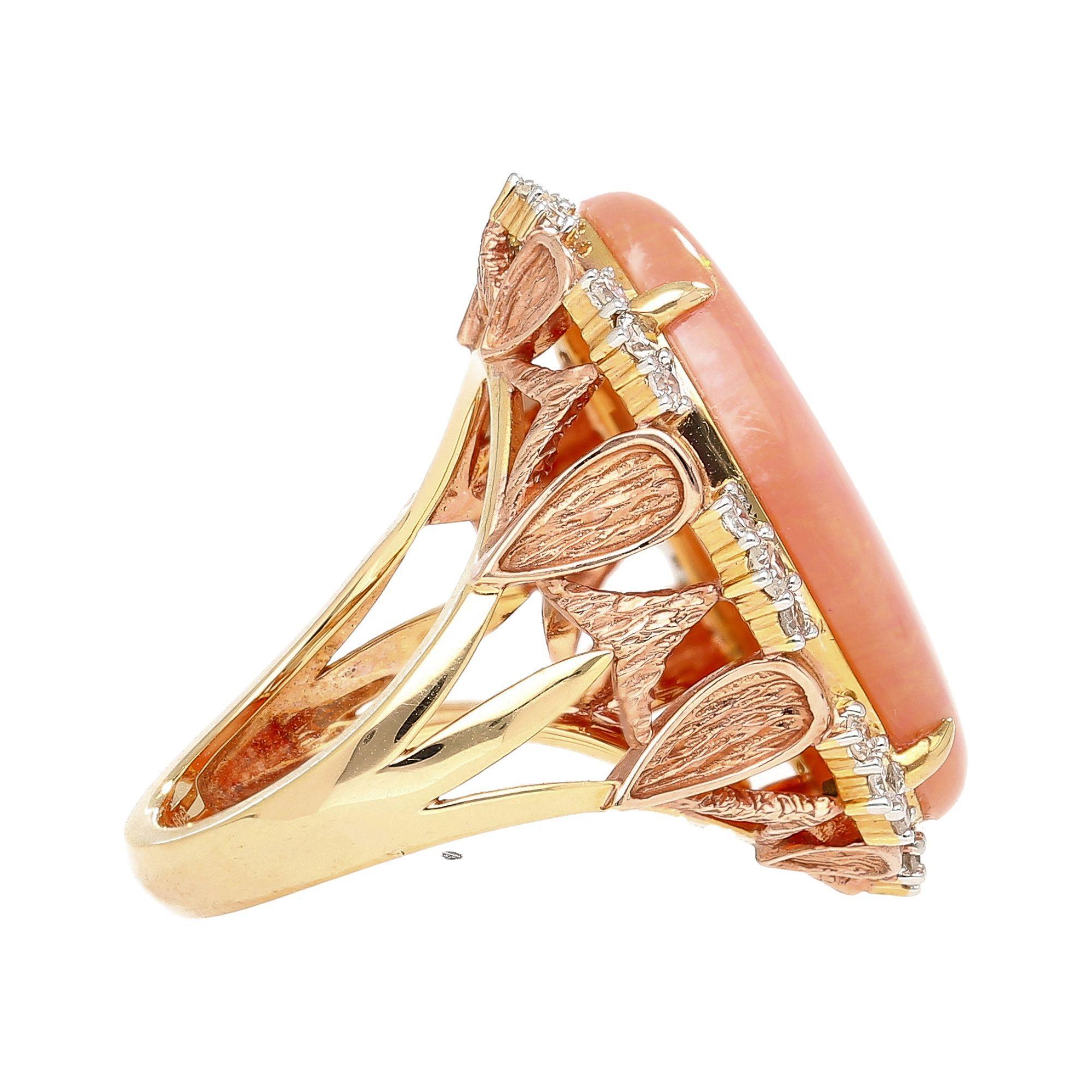 14.24 Carat Pink Opal & Diamond 18K Gold Floral Cocktail Ring Moderno en venta