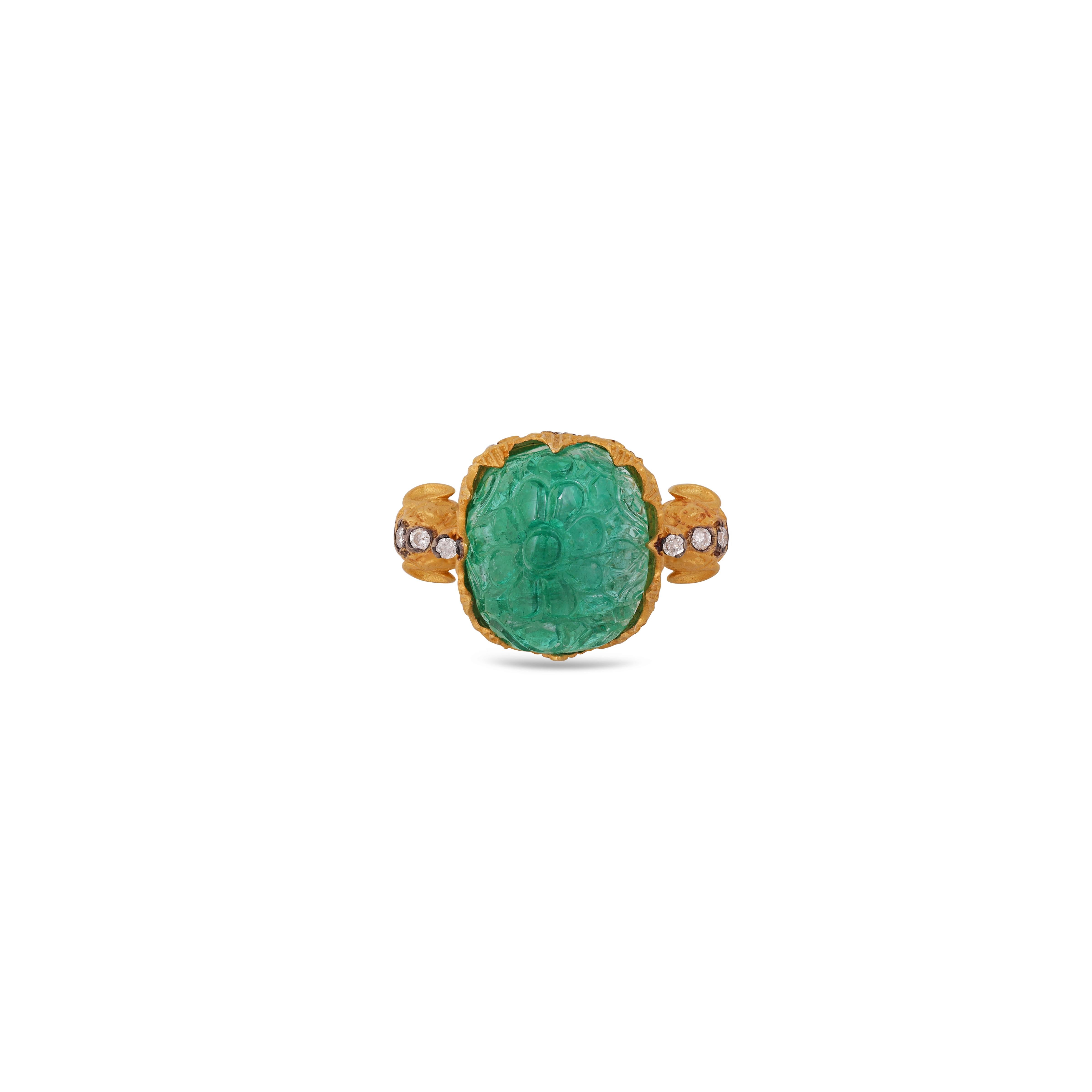 Eine schöne Art & Deco High Quality sambischen geschnitzten Smaragd und Diamant-Ring in 18kt Gelbgold mit 16 Stück Diamant wieghing 0,39 Karat und eine hohe Qualität sambischen geschnitzten Smaragd mit einem Gewicht von 14,25 Karat studeed