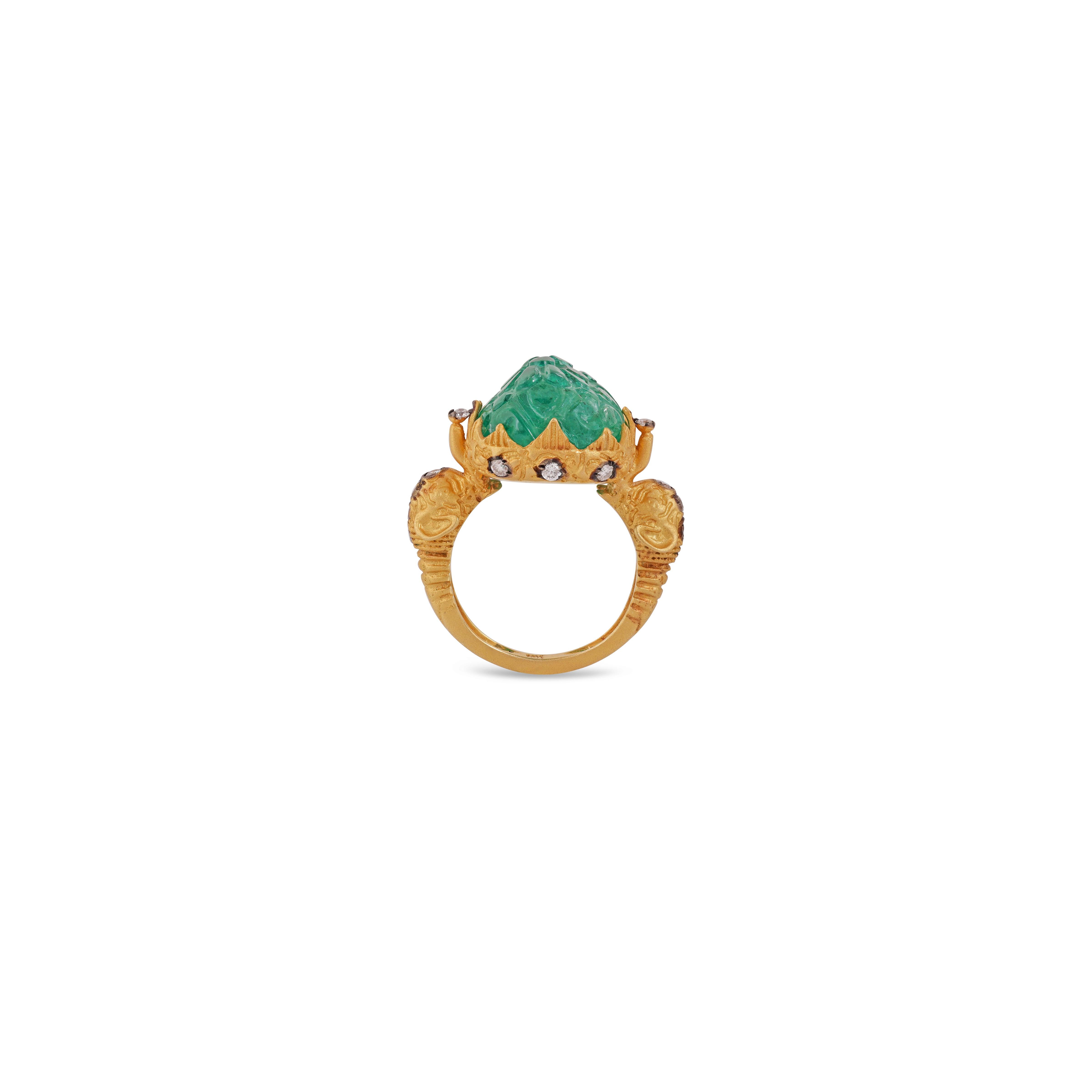 Art Deco Hochwertiger Sambia Carved Smaragd und Diamant Ring (Art déco) im Angebot