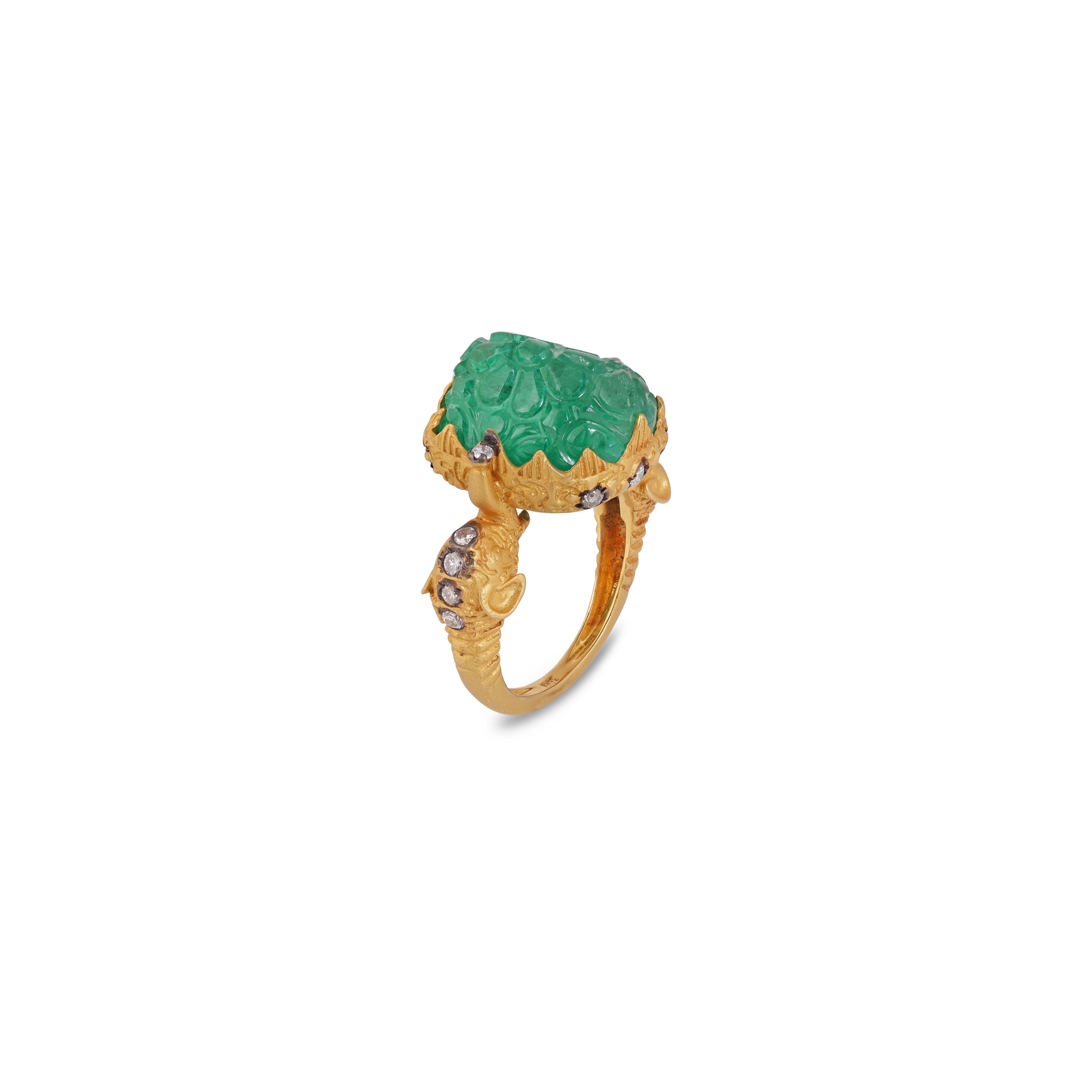 Art Deco Hochwertiger Sambia Carved Smaragd und Diamant Ring (Gemischter Schliff) im Angebot