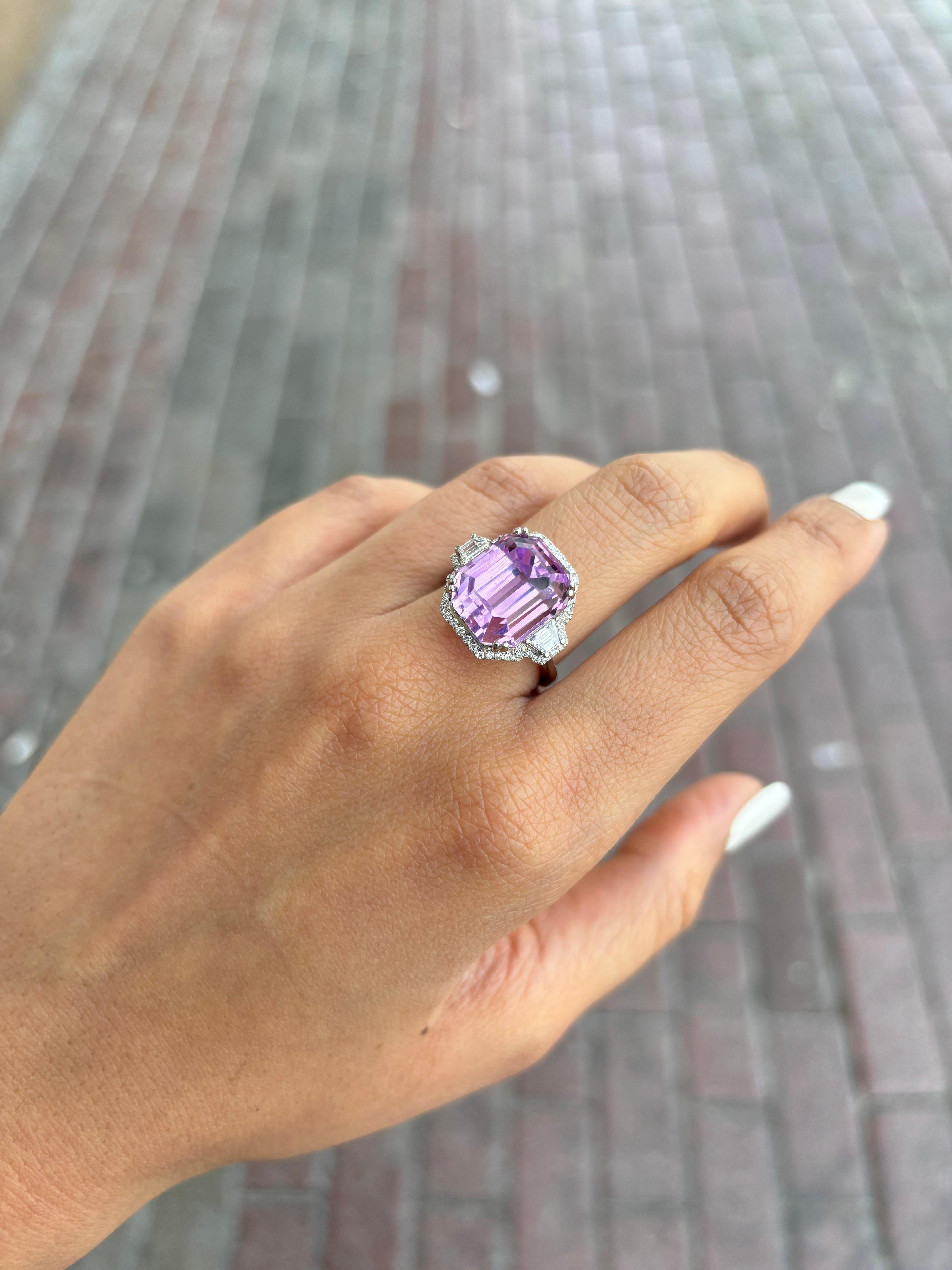 14.27 Carat Kunzite and Diamond Three Stone Cocktail Ring in 18K Gold In New Condition For Sale In Bangkok, Thailand