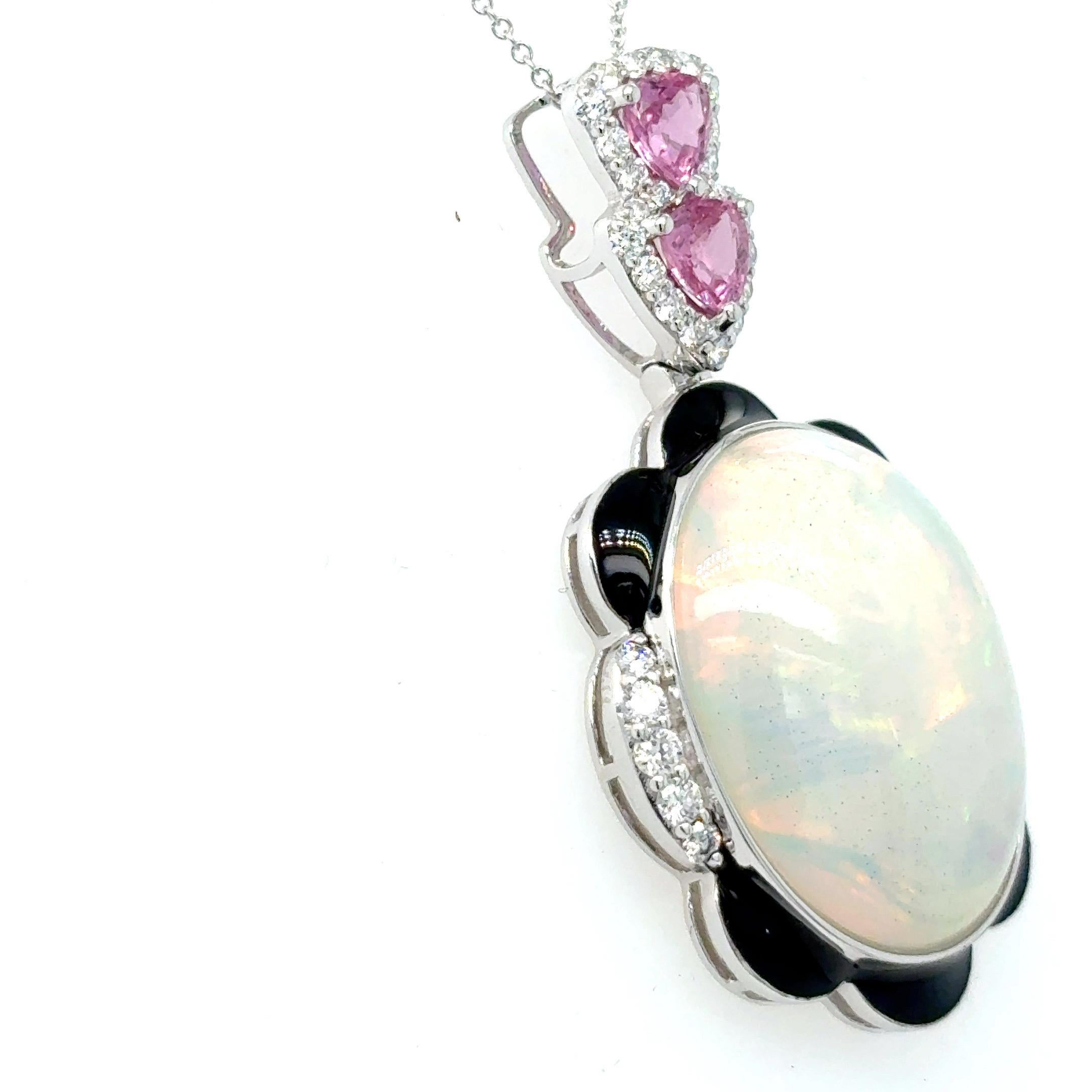 14,29 Karat Cabochon Opal, rosa Saphir & Diamant-Anhänger
Ein fesselnder 14,29 Karat schwerer ovaler Opal-Cabochon ist das Herzstück dieses atemberaubenden Anhängers, ergänzt durch 0,96 Karat dreieckige rosa Saphire auf dem Bügel und akzentuiert mit