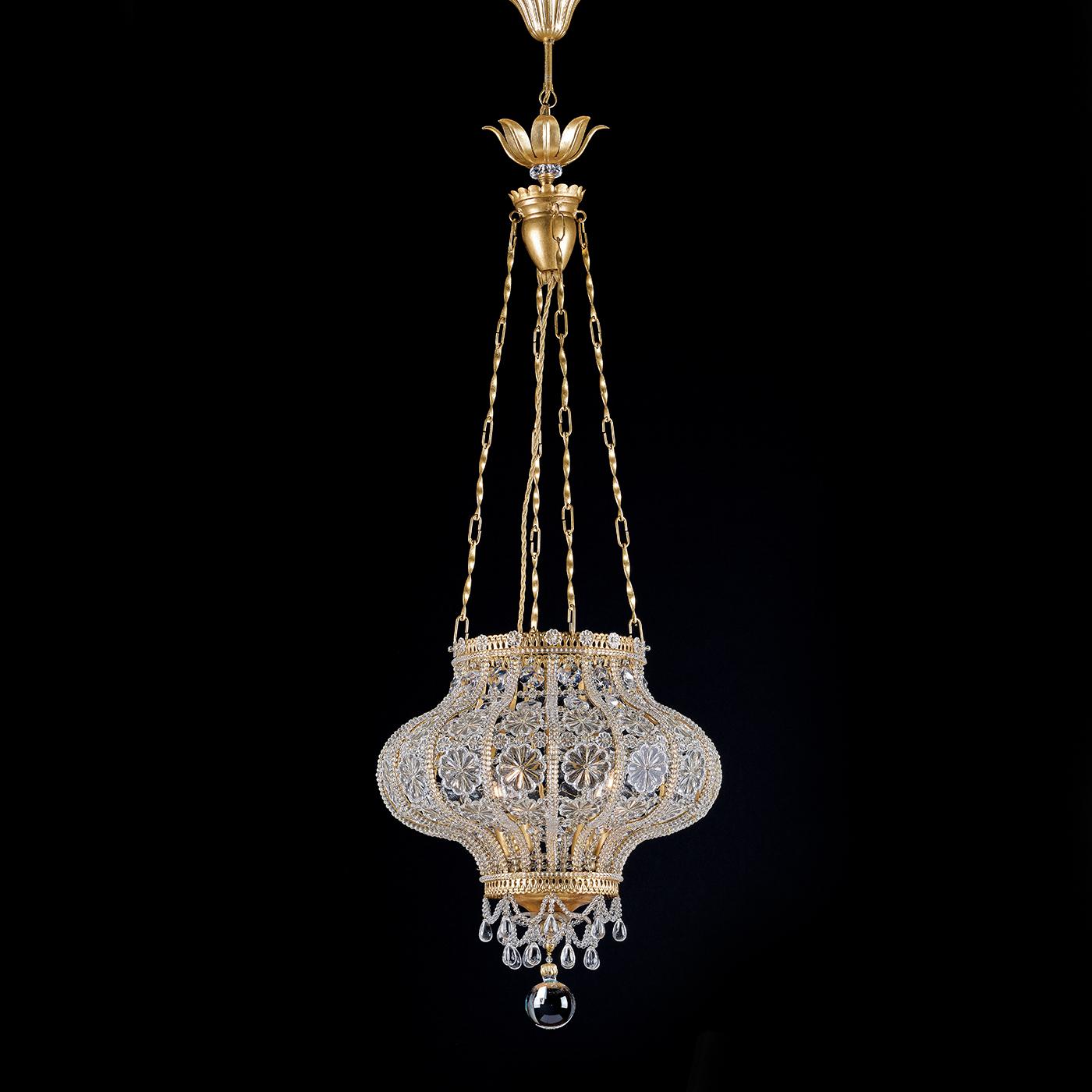 Dieser handgefertigte Anhänger von Epoca Lampadari ist ein beeindruckendes Beispiel für italienische Handwerkskunst. Die vom orientalischen Laternenstil inspirierte Hängeleuchte mit Glaskristallen und Blattgoldoptik ist eine charmante Ergänzung für