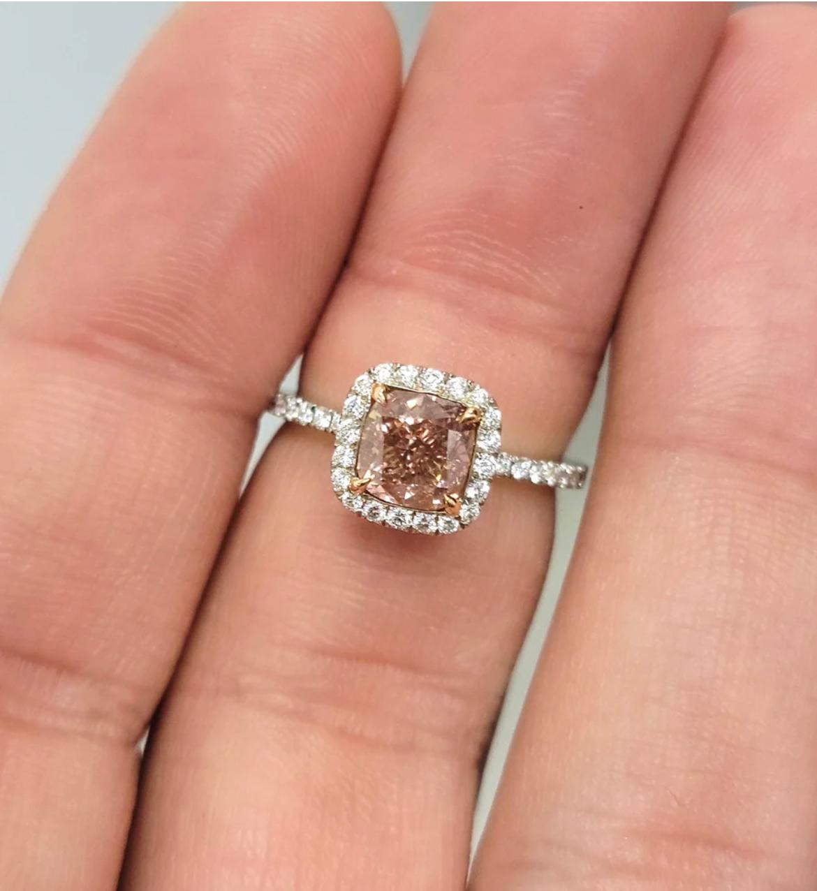 - Natürlicher lachsfarbener Diamant
- Quadratisches Kissen
- 100% augenrein
- Fassung in Platin und Roségold