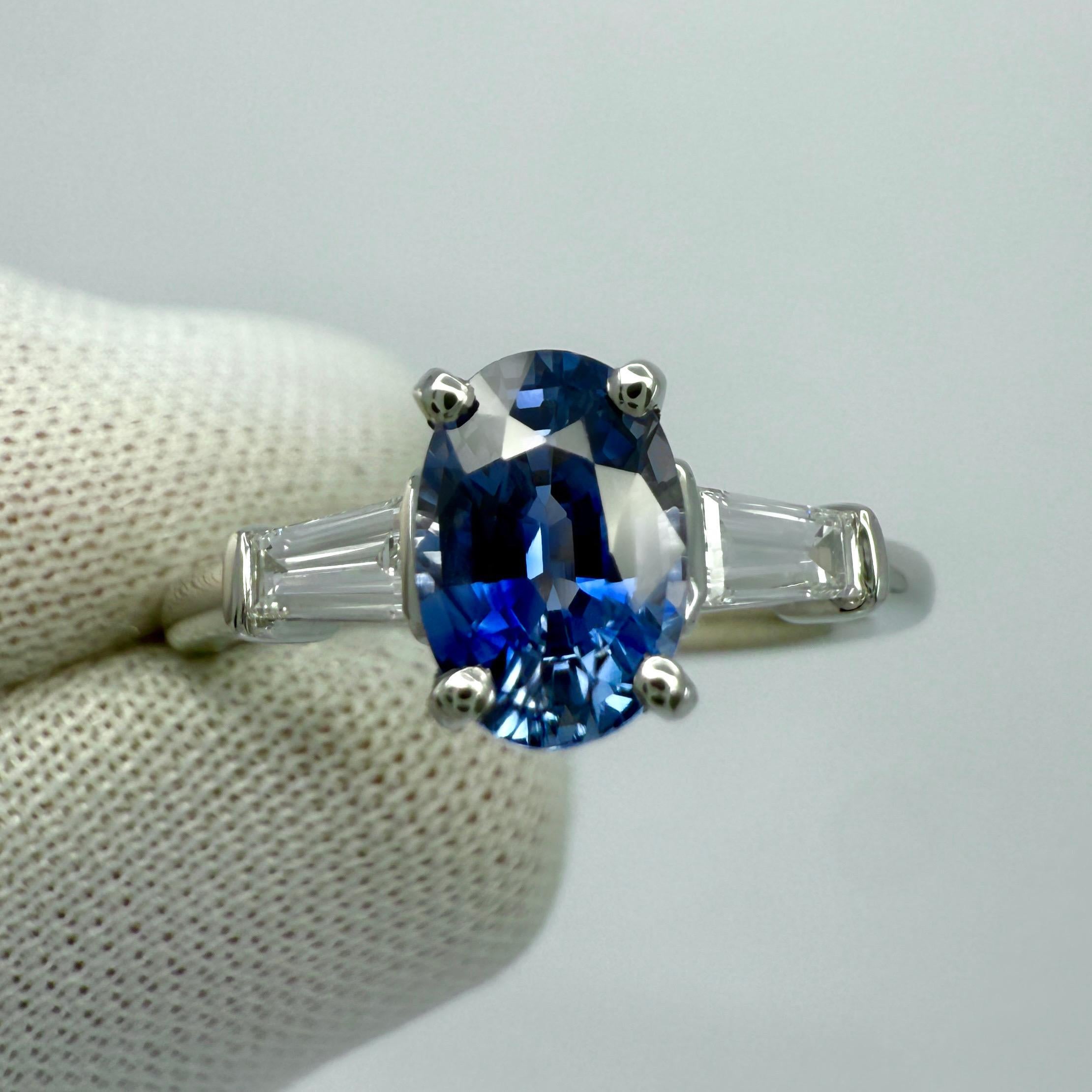 Natürlicher ovaler Schliff Königsblauer Ceylon Saphir und Diamant Platin Drei Stein Ring. 1,42 Karat insgesamt.

Feiner natürlicher Saphir von 1,23 Karat mit einer schönen tief königsblauen Farbe. Farbiger Saphir erster Güte.
Dieser Saphir hat auch