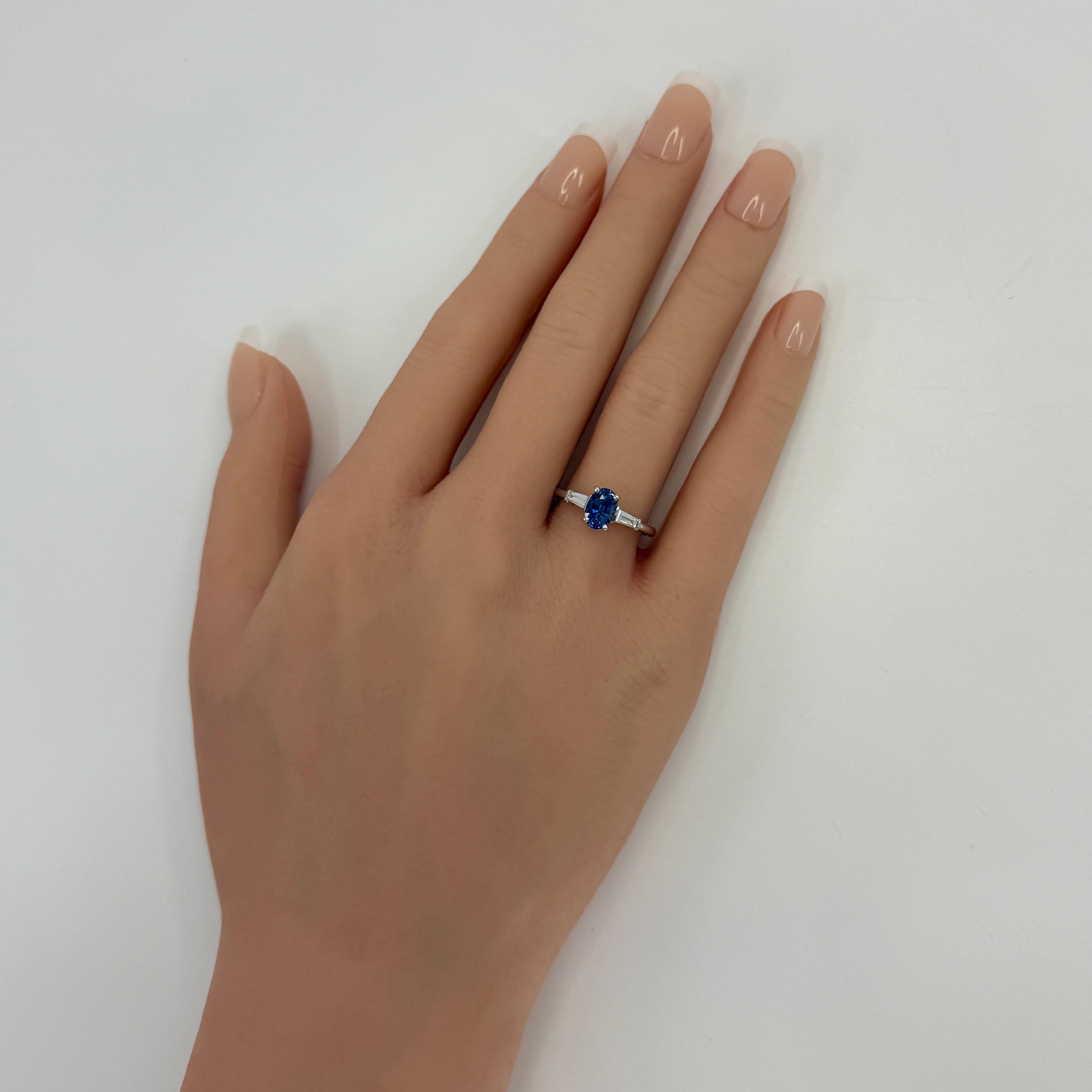 1,42ct Royal Blue Ceylon Saphir und Diamant Platin Oval Cut Drei Stein Ring (Ovalschliff) im Angebot