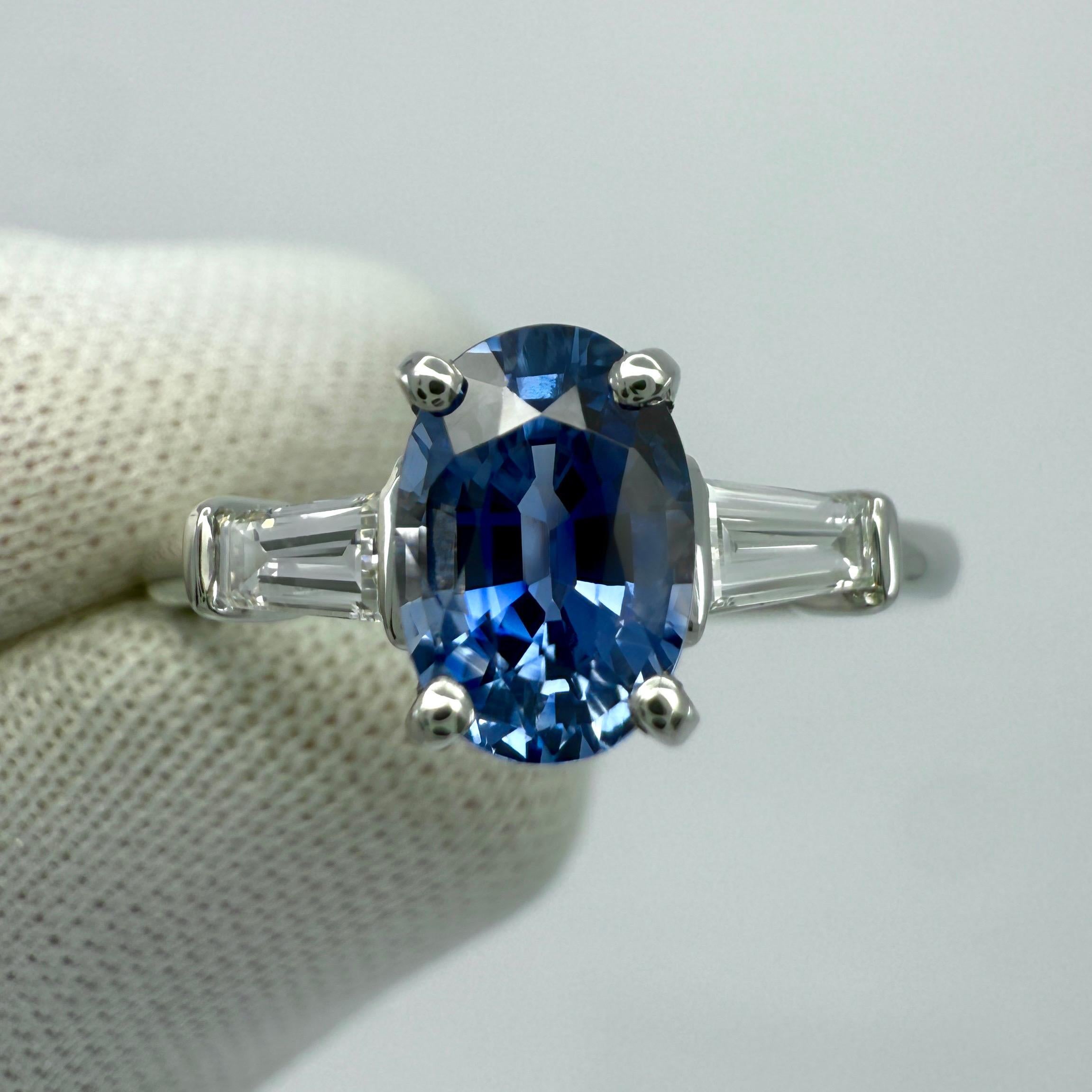 1,42ct Royal Blue Ceylon Saphir und Diamant Platin Oval Cut Drei Stein Ring im Zustand „Neu“ im Angebot in Birmingham, GB