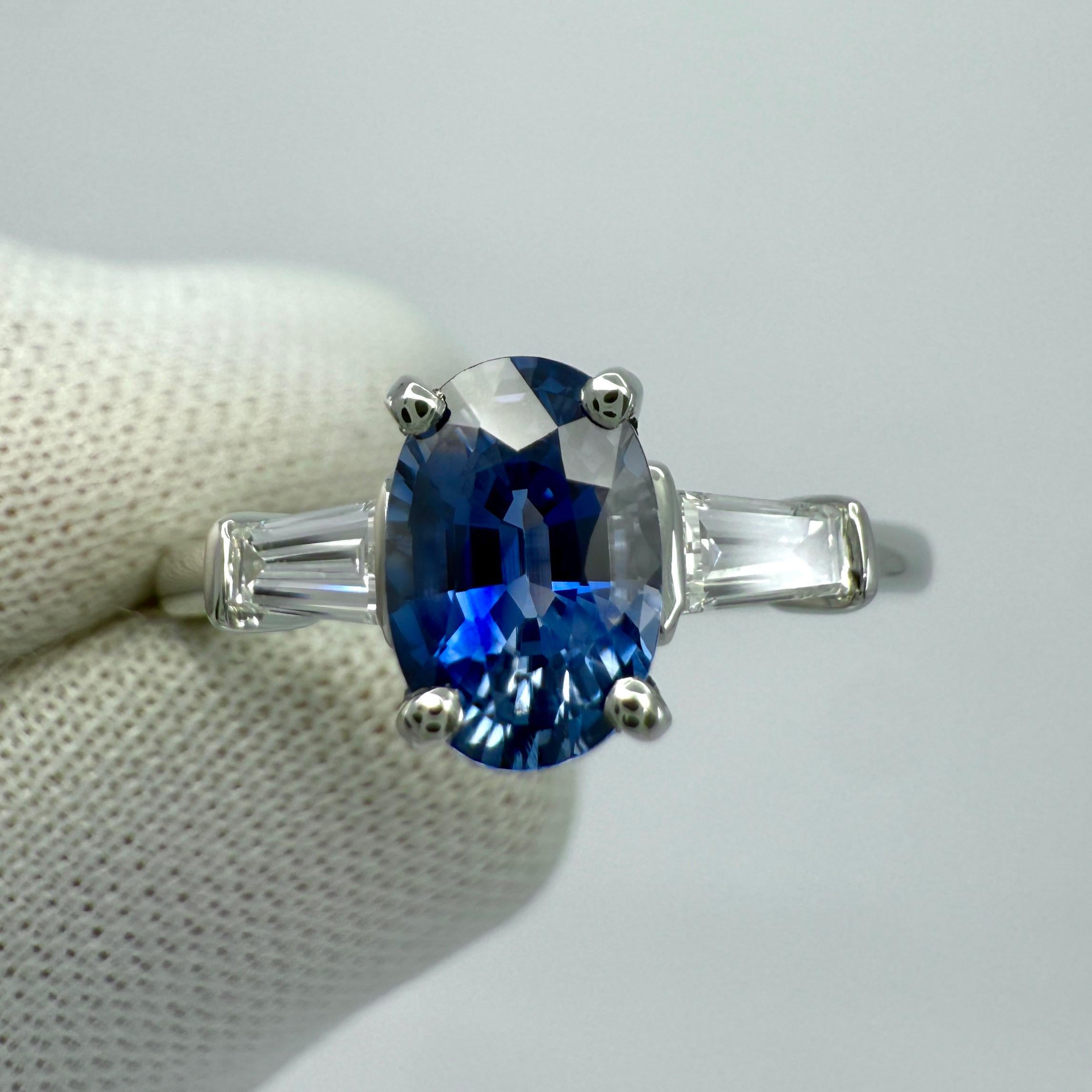 1,42ct Royal Blue Ceylon Saphir und Diamant Platin Oval Cut Drei Stein Ring für Damen oder Herren im Angebot