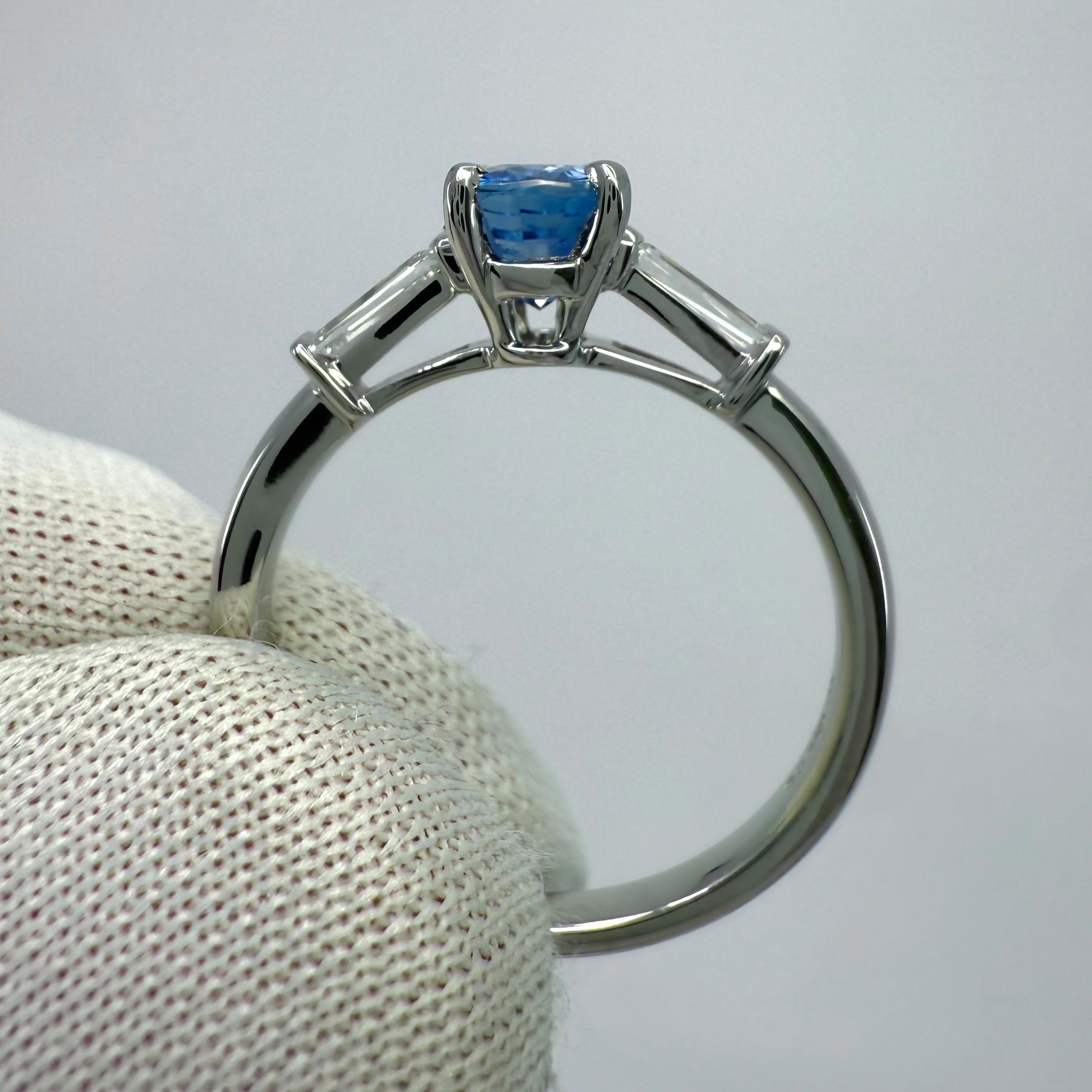 1,42ct Royal Blue Ceylon Saphir und Diamant Platin Oval Cut Drei Stein Ring im Angebot 1