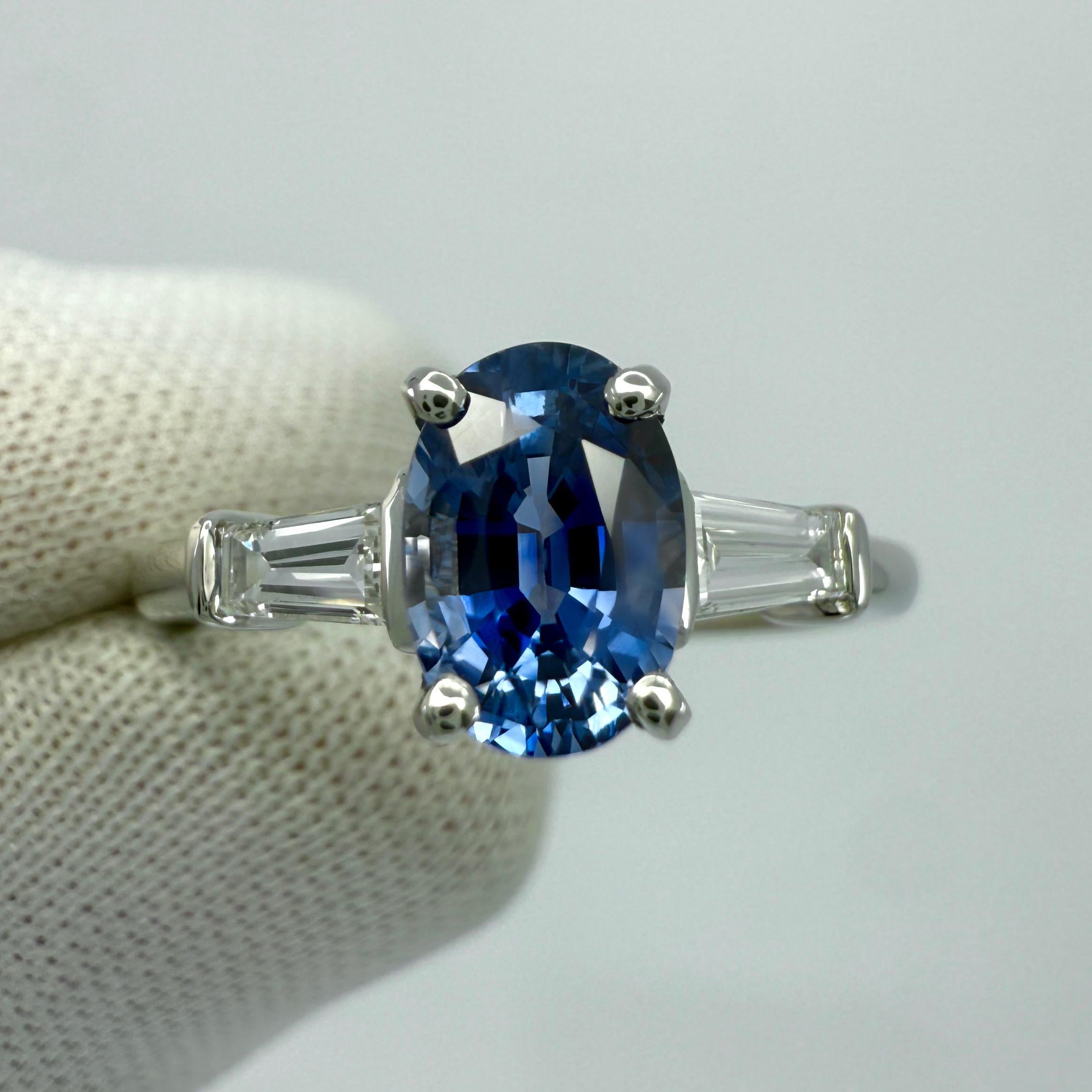 1,42ct Royal Blue Ceylon Saphir und Diamant Platin Oval Cut Drei Stein Ring im Angebot 2