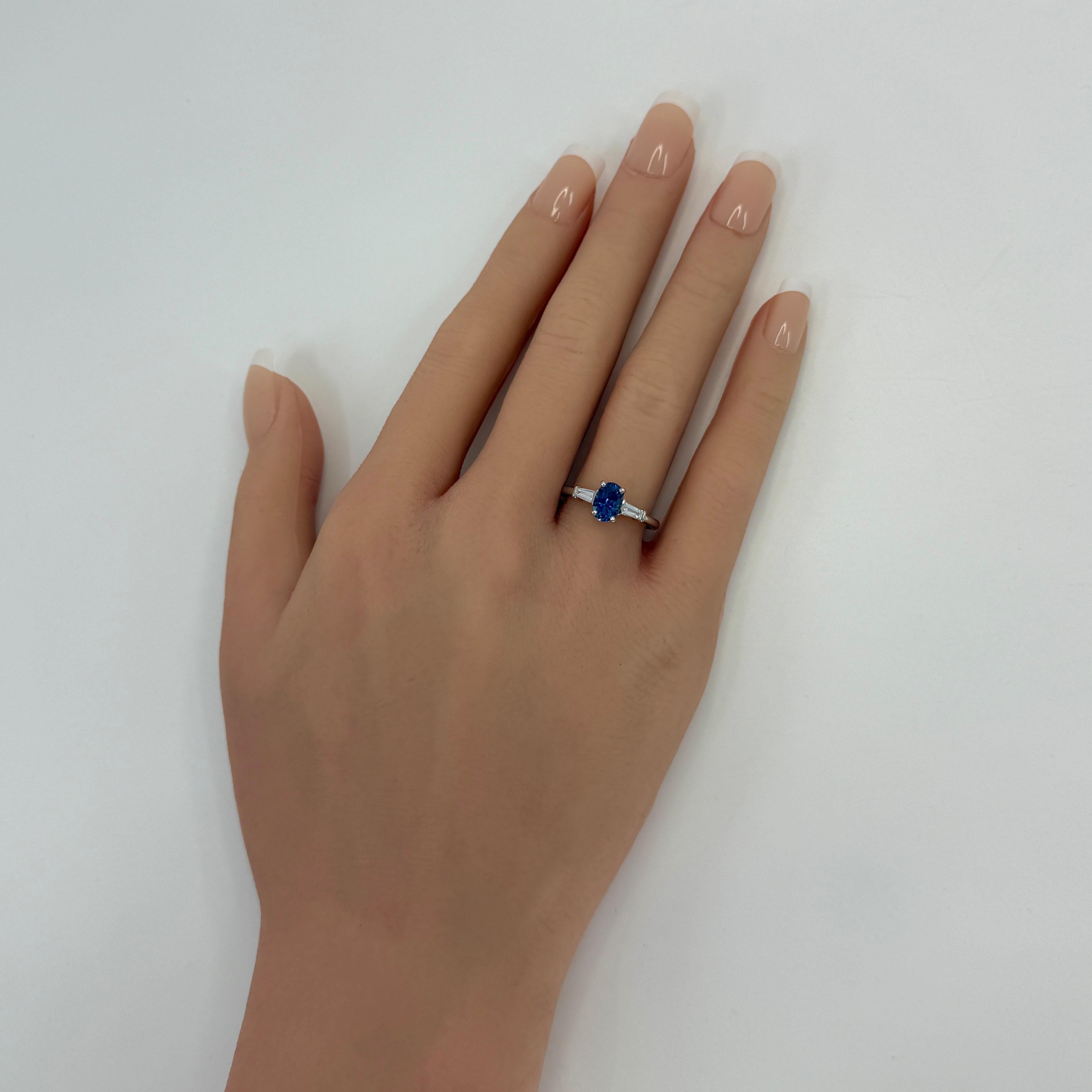 1,42ct Royal Blue Ceylon Saphir und Diamant Platin Oval Cut Drei Stein Ring im Angebot 3