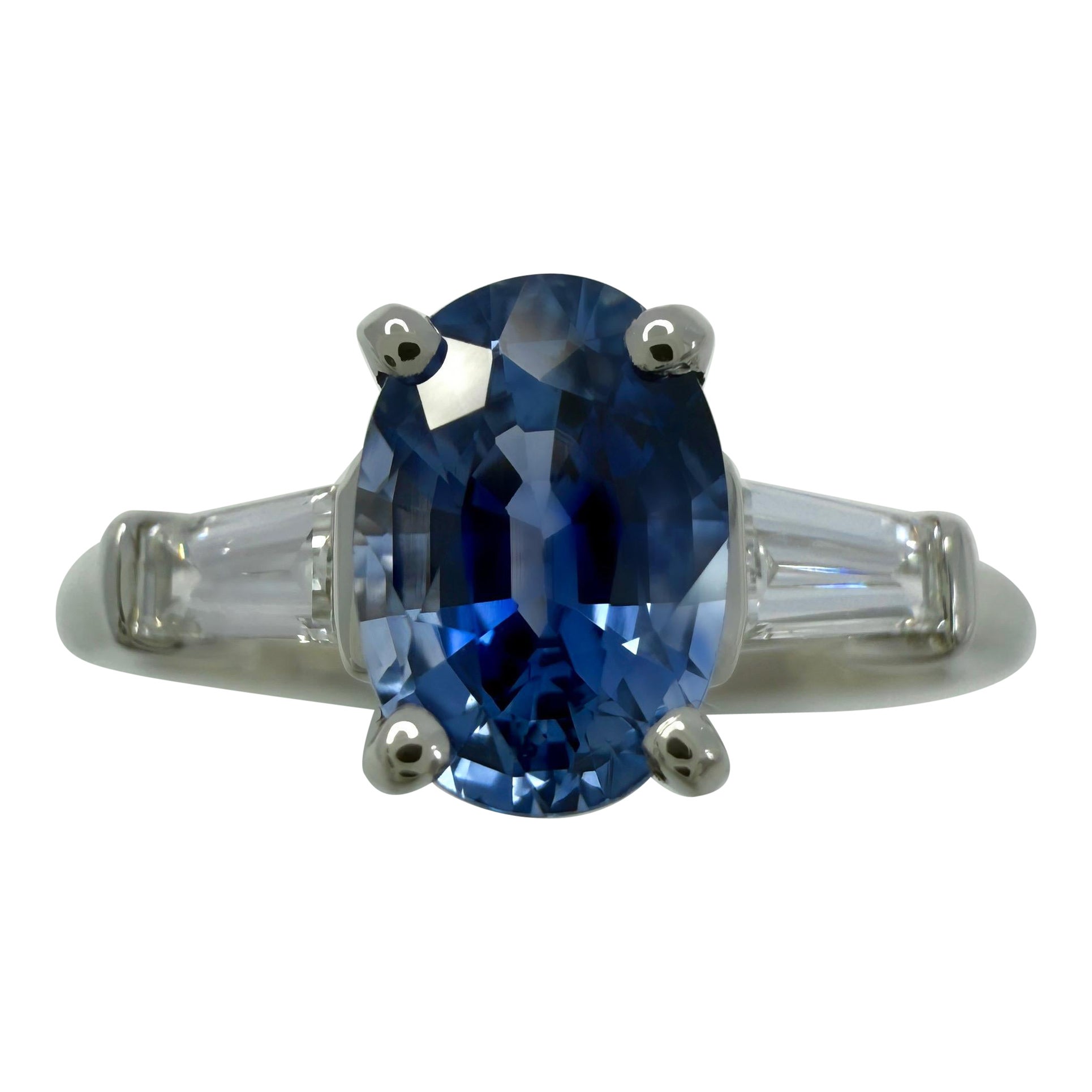 1,42ct Royal Blue Ceylon Saphir und Diamant Platin Oval Cut Drei Stein Ring im Angebot