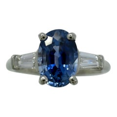 Anello a tre pietre con zaffiro blu reale di Ceylon e diamante in platino con taglio ovale da 1,42 carati.