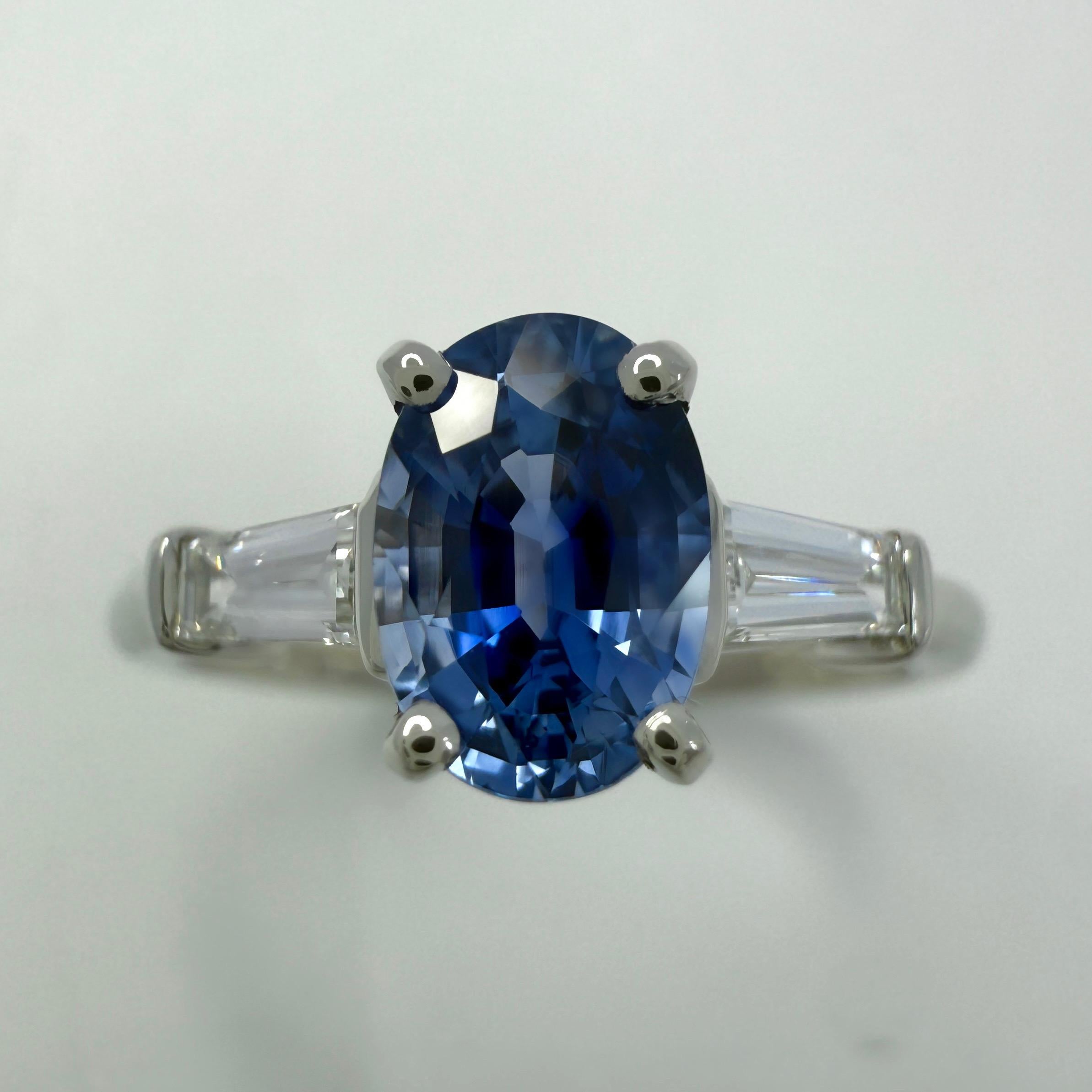 1,42 ct Zafiro azul real de Ceilán y diamante Anillo de platino talla oval de tres piedras en venta