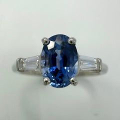 1,42ct Royal Blue Ceylon Saphir und Diamant Platin Oval Cut Drei Stein Ring