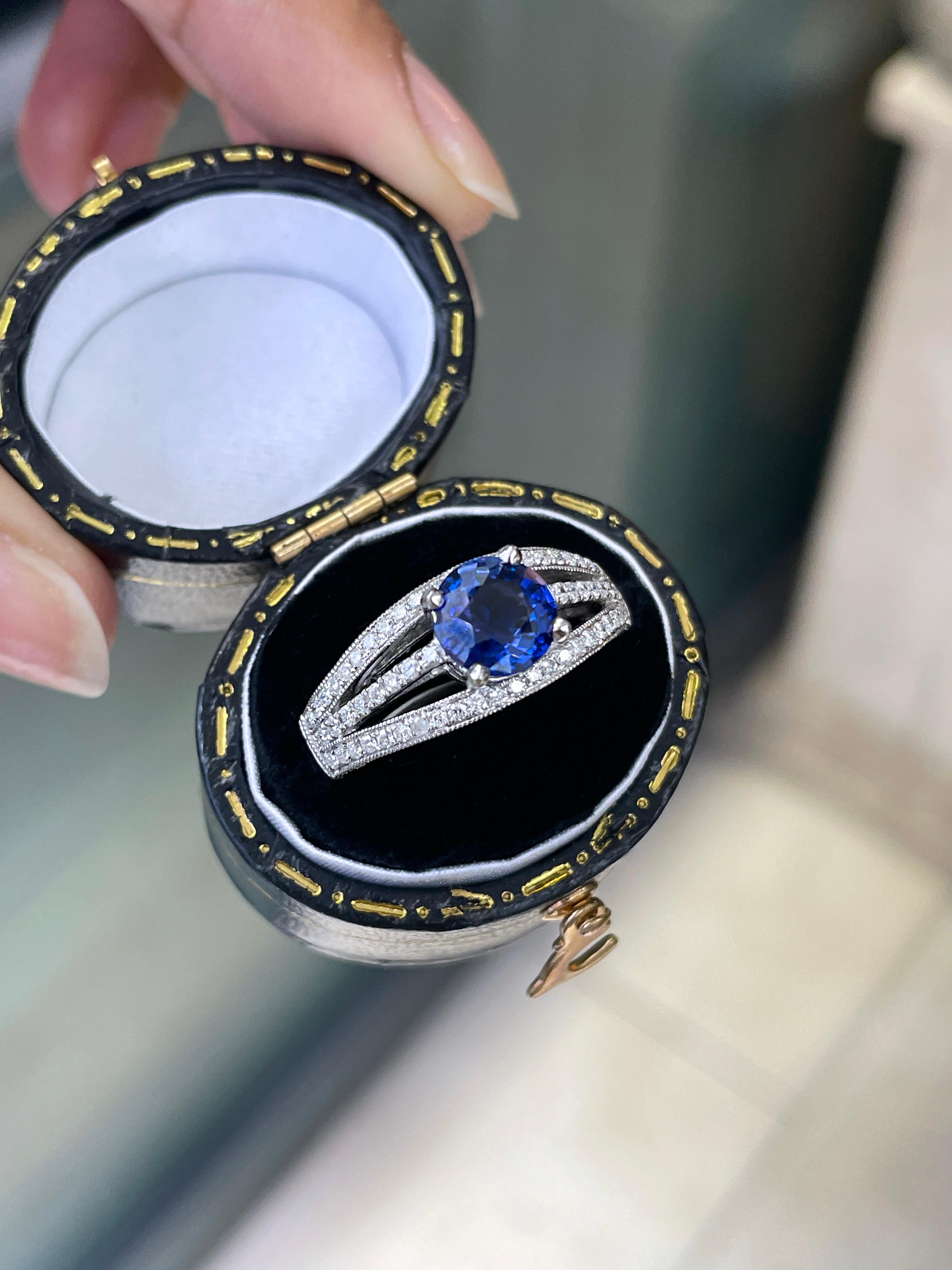 Moderne Bague de fiançailles en or blanc 18 carats avec saphir et diamants 1,42 carat en vente