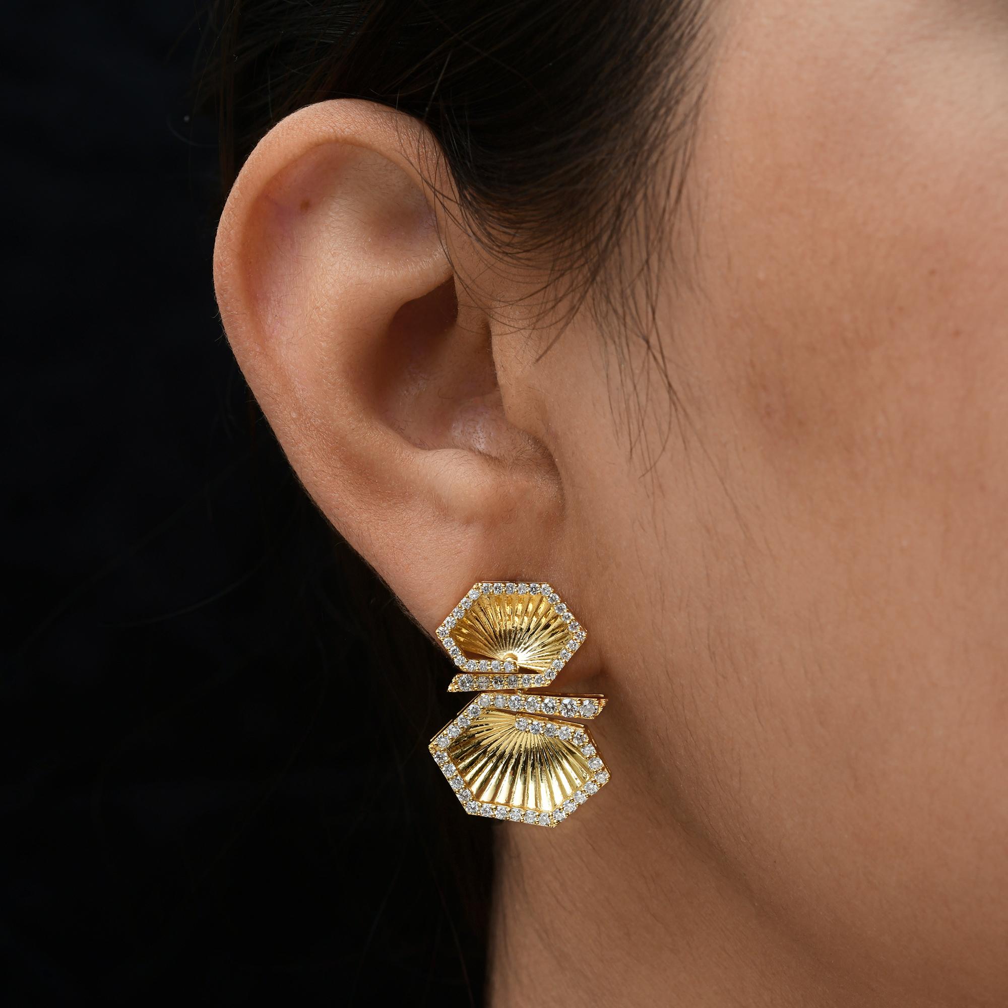 1,42 Karat SI/H Runder Brillantschliff Diamant Ohrringe 18 Karat Gelbgold Schmuck
Die Ohrringe bestehen aus zwei übereinander gestapelten sechseckigen Formen mit Sonnenschliff, die eine gestufte, tropfenförmige Silhouette bilden. Jedes Sechseck ist