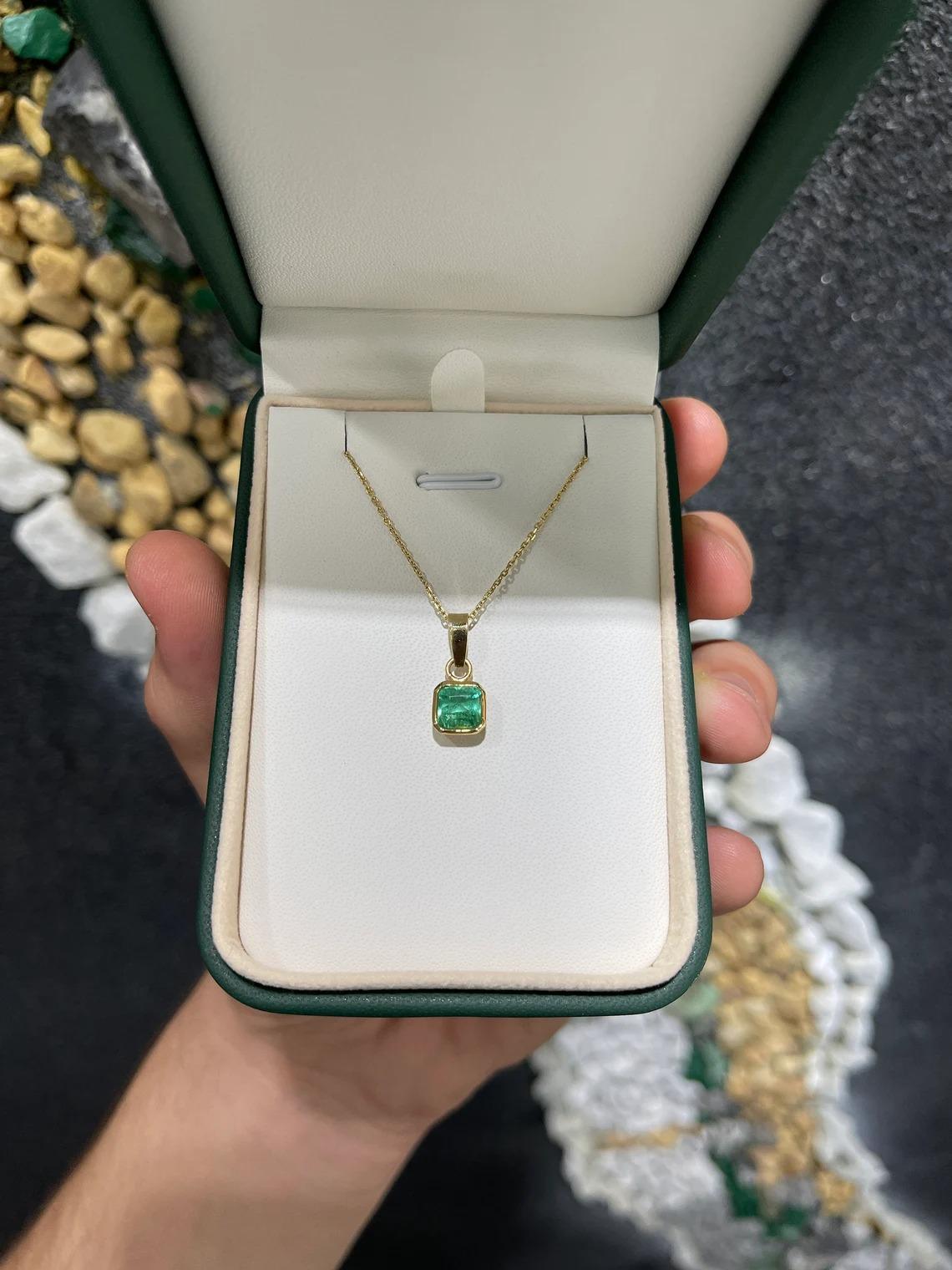 Taille Asscher 1.42cts 14K Colombian Emerald-Asscher Cut Bezel Set Gold Solitaire Pendentif en vente