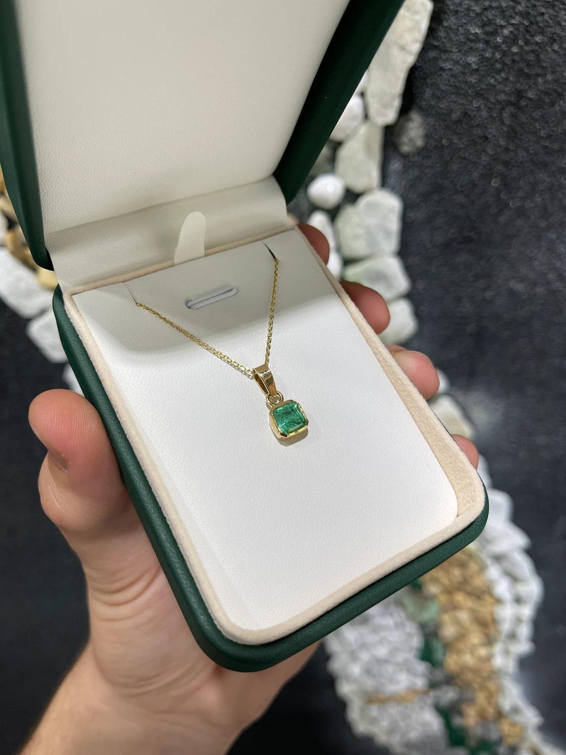 1.42cts 14K Colombian Emerald-Asscher Cut Bezel Set Gold Solitaire Pendentif Neuf - En vente à Jupiter, FL