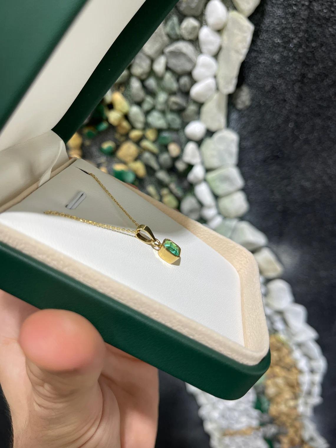 1.42cts 14K Colombian Emerald-Asscher Cut Bezel Set Gold Solitaire Pendentif Pour femmes en vente