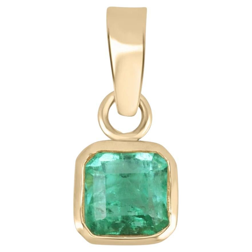 1.42cts 14K Colombian Emerald-Asscher Cut Bezel Set Gold Solitaire Pendentif en vente