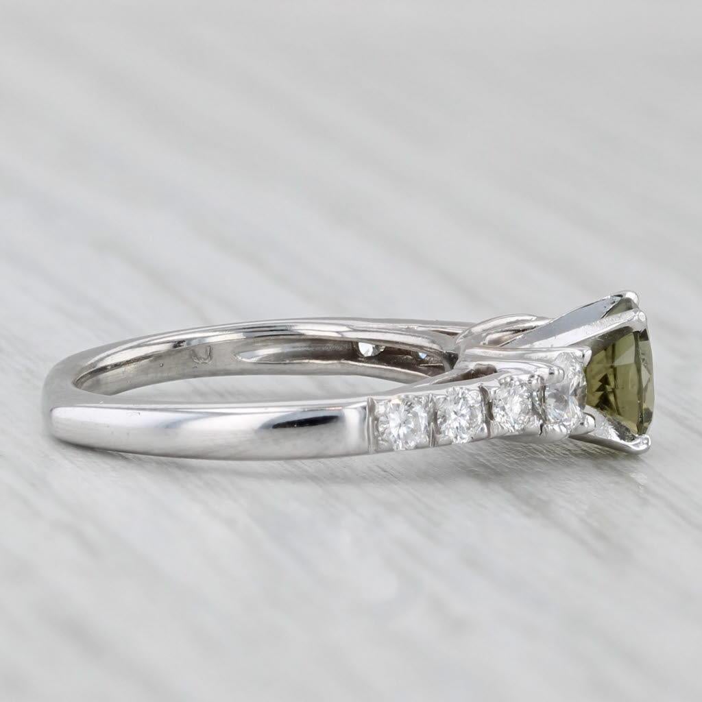 Informationen zu Edelsteinen:
- Natürlicher Turmalin -
Karat - 0,90ct 
Schnitt - Rund
Farbe - Grün
Beachten Sie, dass die Oberfläche des Turmalins abgenutzt ist.

- Natürliche Diamanten -
Karat gesamt - 0,52ctw
Schliff - Rundbrillant
Farbe - F -