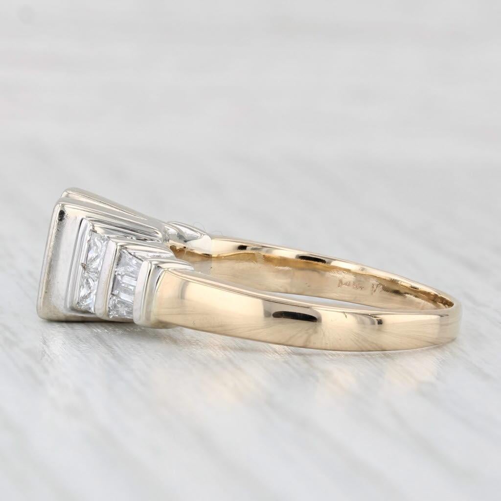 Informations sur les pierres précieuses :
- Diamants naturels - Centre
Total des carats - 0.70ctw
Taille - Brilliante princesse
Couleur - G - H
Clarté - VS2 - SI1

- Diamants naturels - côtés
Total des carats - 0.42ctw
Coupe - Princesse
Couleur - H