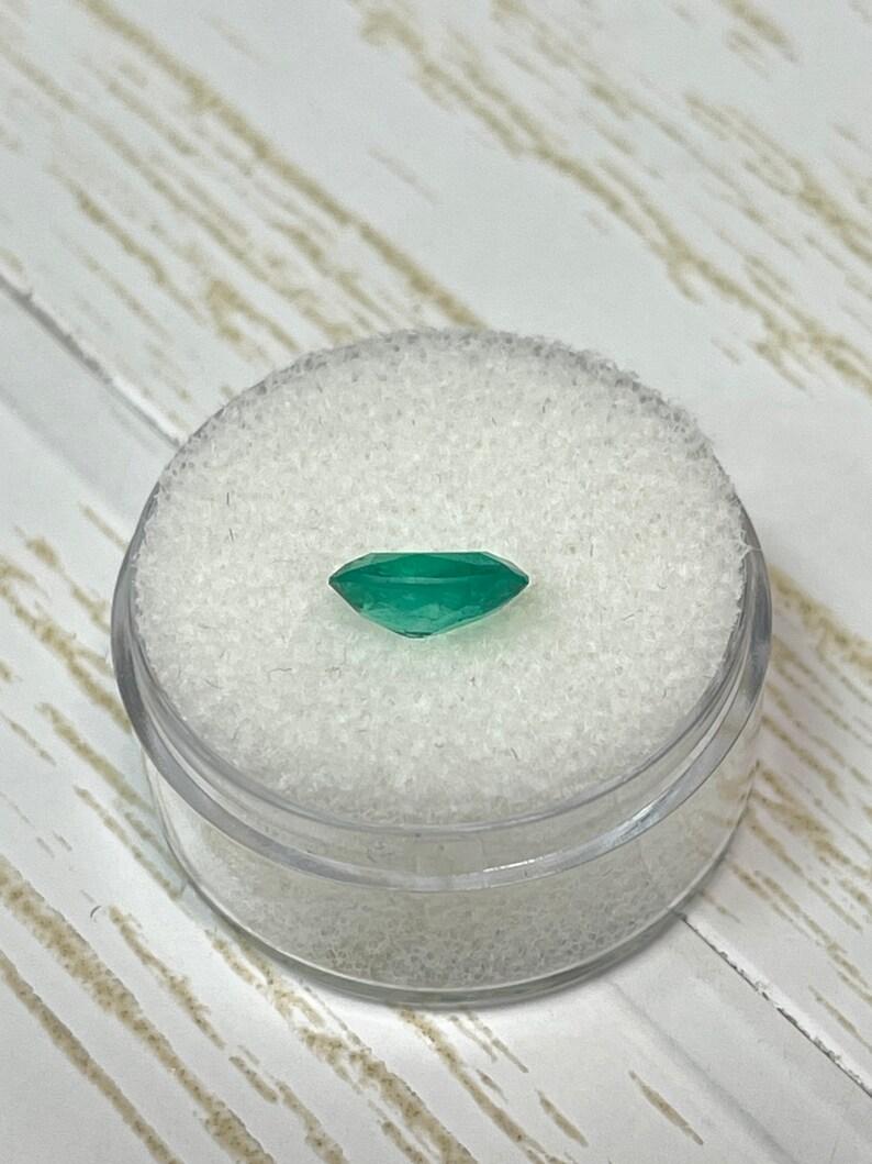Donna 1,43 Carati 9x7 Grande Smeraldo Colombiano Verde Bluastro - Gemma allungata con taglio a cuscino in vendita