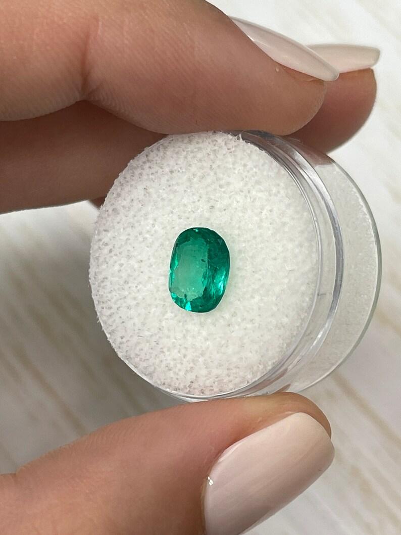 Taglio cuscino 1,43 Carati 9x7 Grande Smeraldo Colombiano Verde Bluastro - Gemma allungata con taglio a cuscino in vendita
