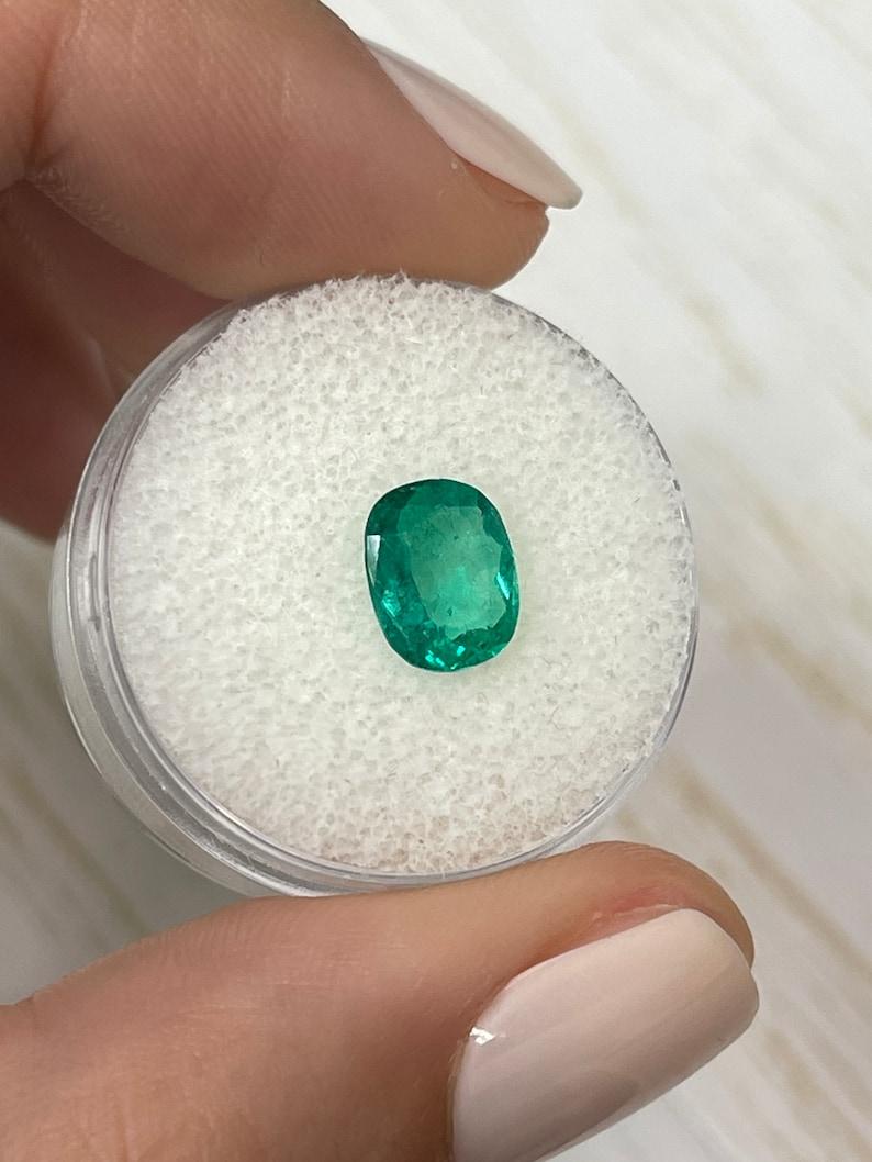 Moderno 1,43 Carati 9x7 Grande Smeraldo Colombiano Verde Bluastro - Gemma allungata con taglio a cuscino in vendita