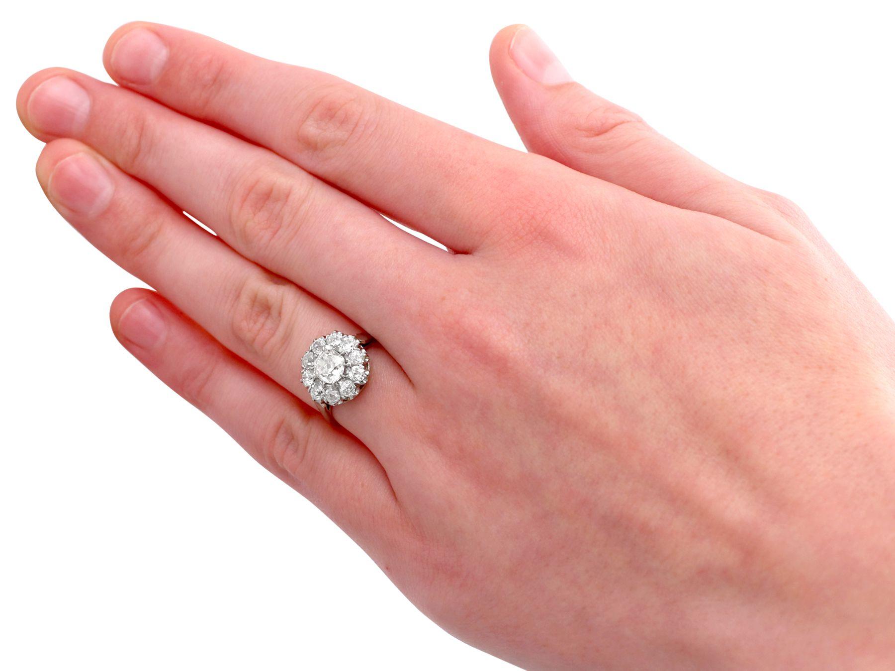 1,43 Karat Diamant und Platin Cluster-Ring im Angebot 1