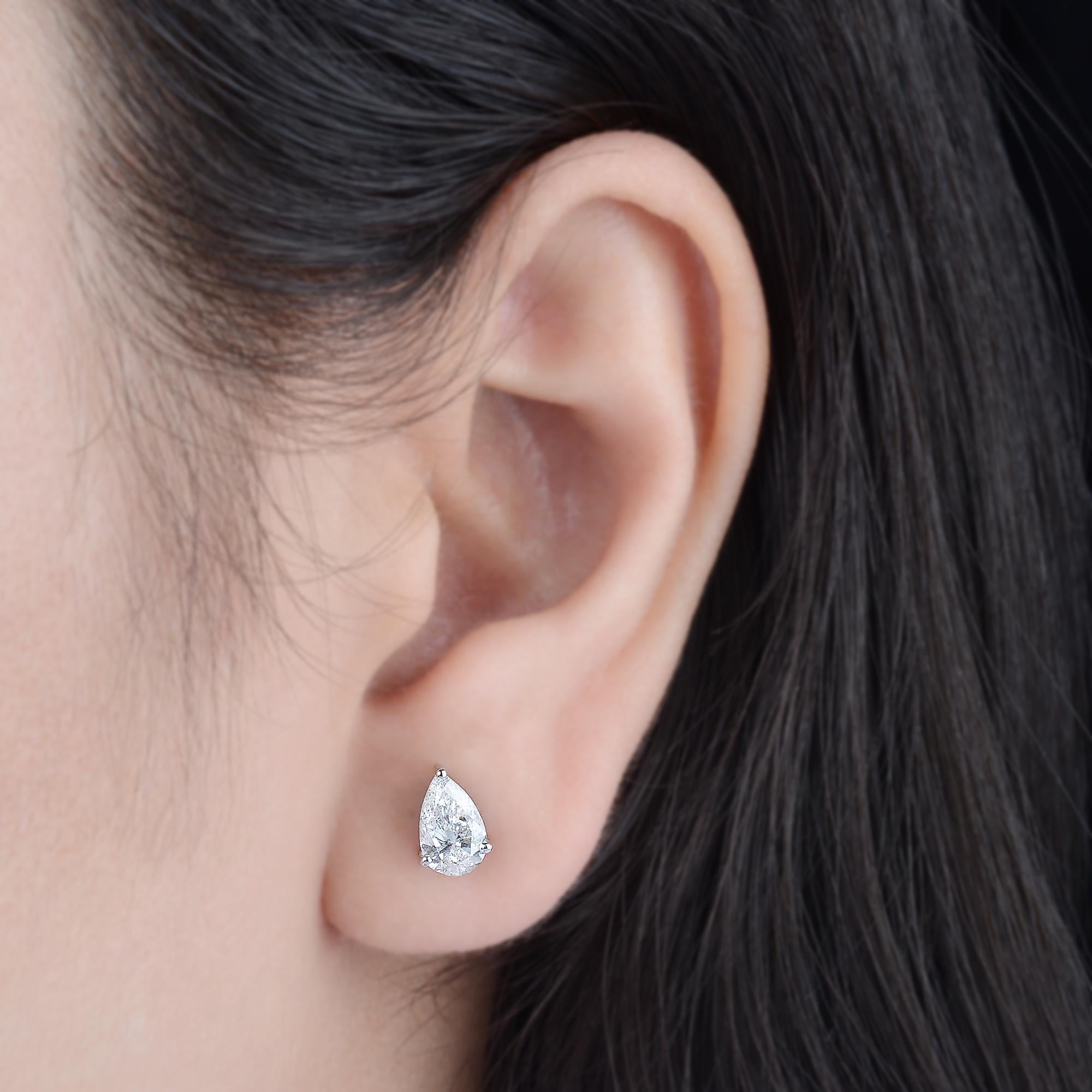1.43 Carat Pear Cut Diamond Solitaire Stud Ears 14 Karat White Gold 
Une paire de diamants brillants en forme de poire, chaque diamant est méticuleusement serti dans une monture à trois griffes. 
Les diamants sont un symbole universel d'éternité, de