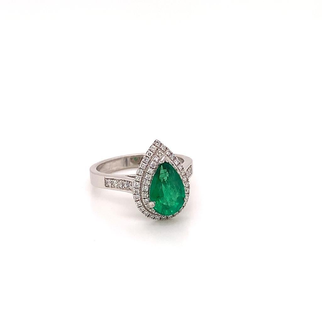Questo affascinante anello presenta al centro un maestoso smeraldo del peso di 1,43 carati, circondato da due file di scintillanti diamanti tondi taglio brillante del peso di circa 0,31 carati e incastonato nel platino. 

Questo capolavoro
