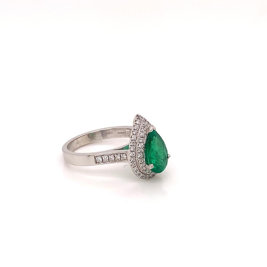 Anello con smeraldo a forma di pera e diamanti a grappolo da 1,43 carati in platino In condizioni Nuovo in vendita a London, GB