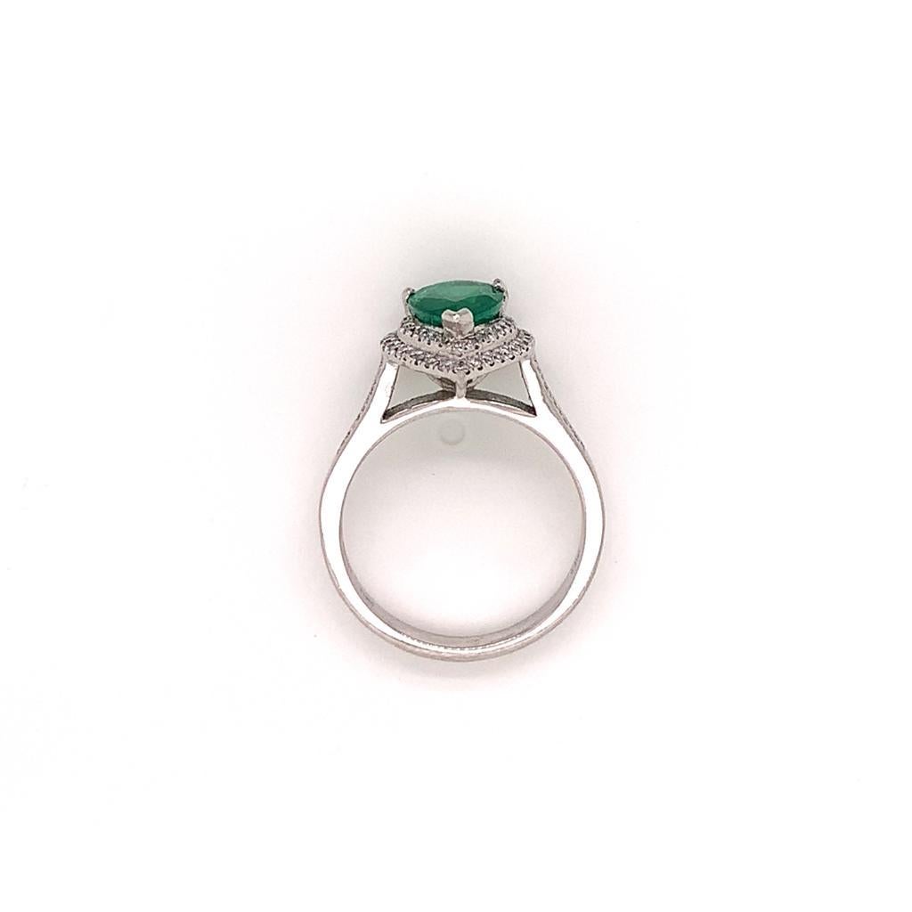 Anello con smeraldo a forma di pera e diamanti a grappolo da 1,43 carati in platino in vendita 1