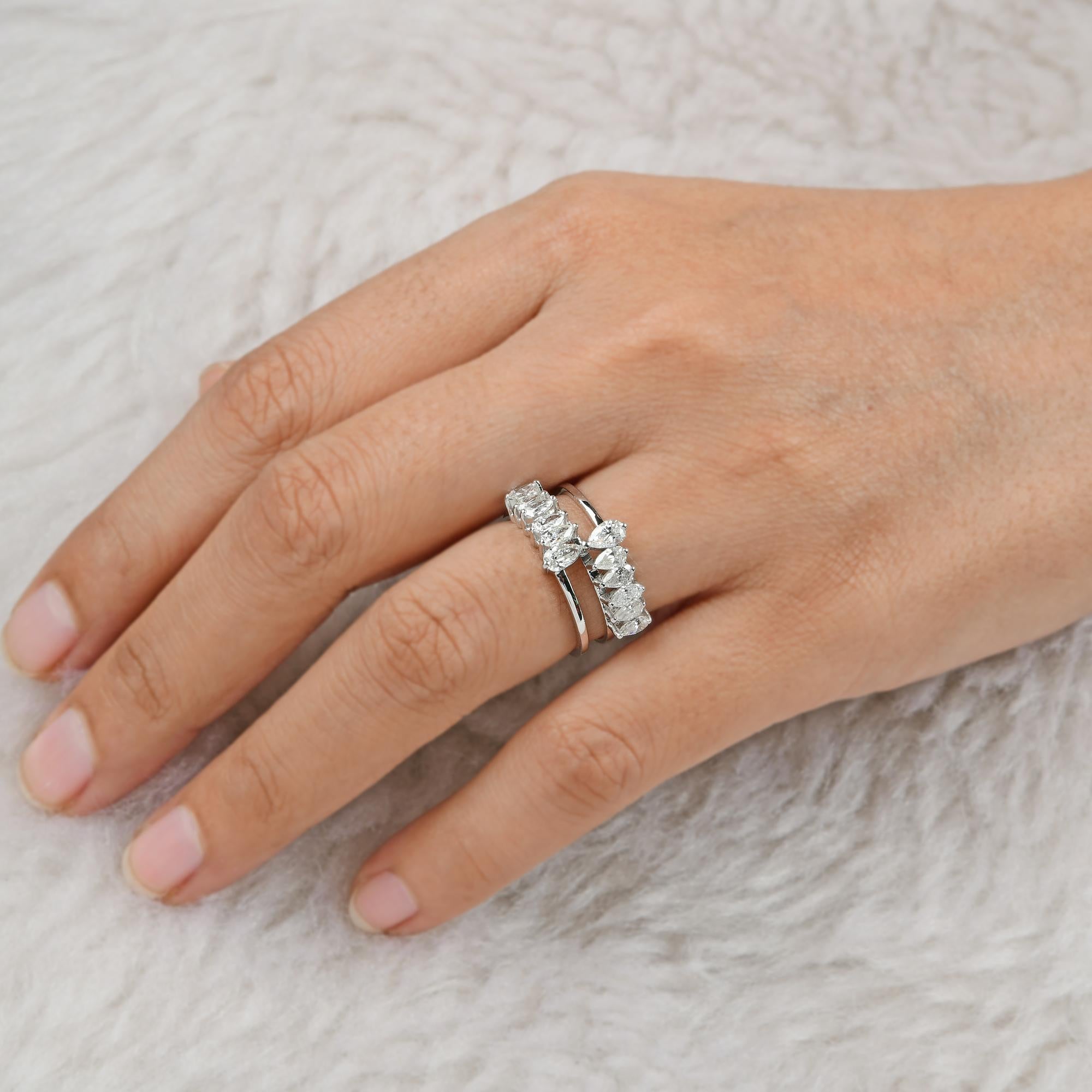 Anello a tre fasce con diamante a pera di 1,43 carati, purezza SI e colore HI, oro bianco 18 carati In condizioni Nuovo in vendita a Diera, Dubai