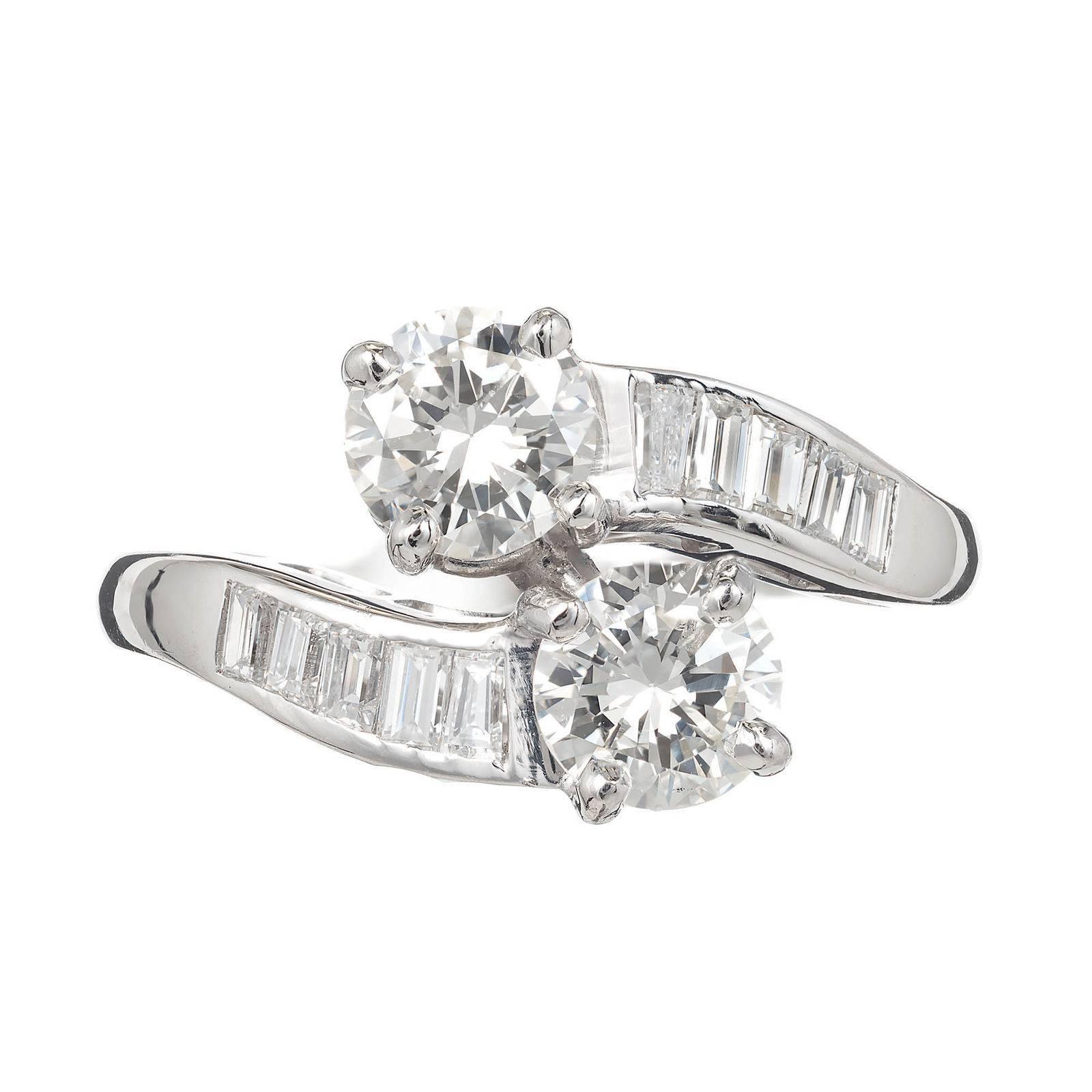 Vintage 1940 -1950 Platin Diamant Bypass Stil Verlobungsring. Baguette-Diamanten in Kanalfassung und 2 Diamanten im Übergangsschliff. Beide Edelsteinlabor zertifiziert hell und funkelnd. Diesem Ring ist das Design des 