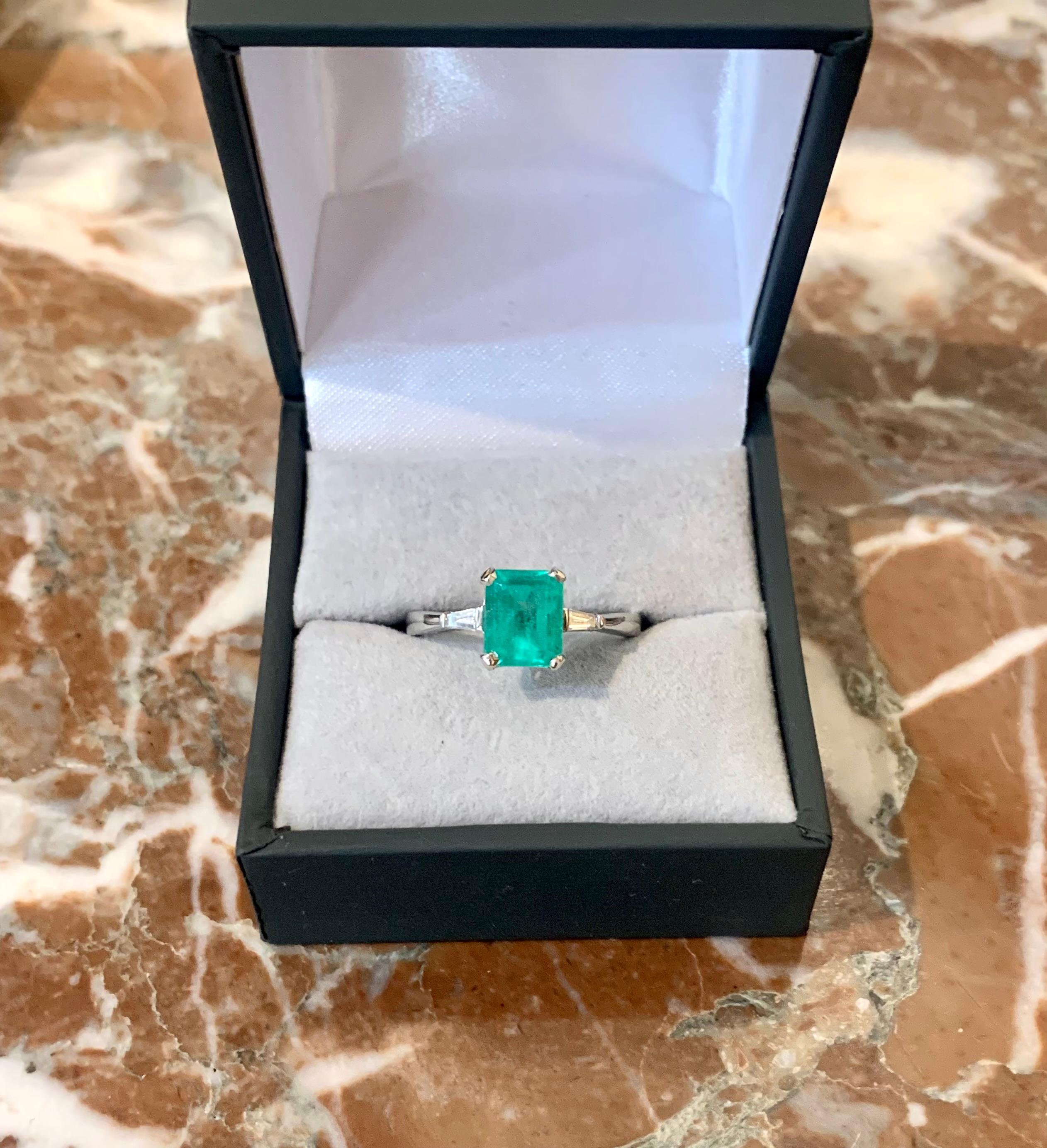 Mixed Cut 1.43 Carats Colombian Emerald Diamonds 18 Carats White Gold Ring