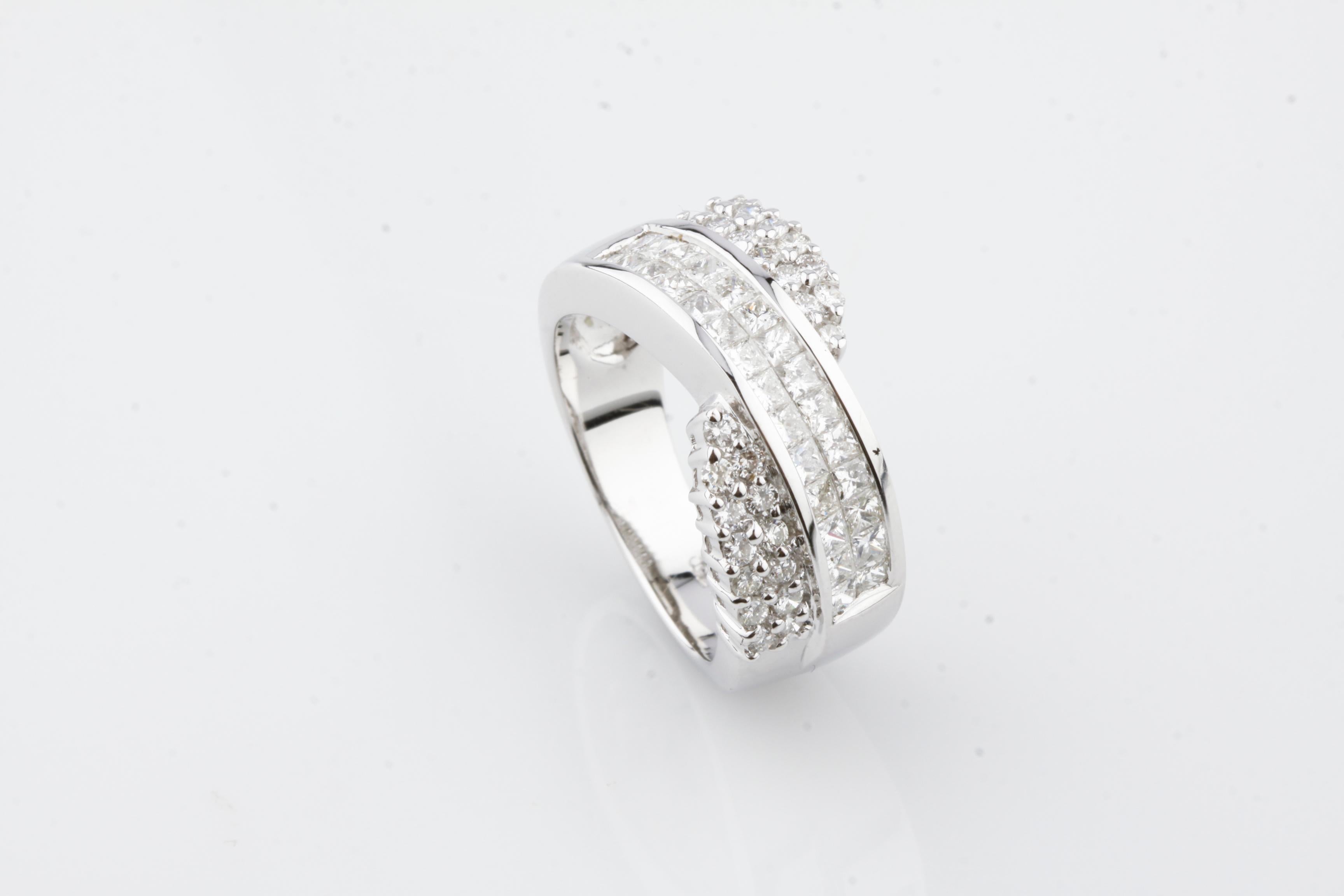 Splendido anello da donna in oro bianco 18 carati con diamante. Un bellissimo gioiello! 

Contiene:
26 diamanti rotondi a taglio brillante incastonati a pressione 
Il grado di purezza e di colore sotto riportato riflette una media generale del