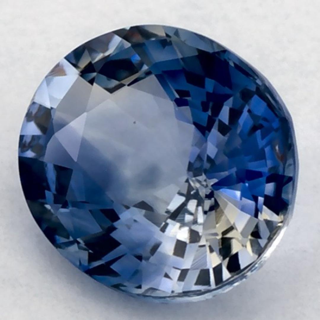 Este zafiro azul natural ofrece elegancia y sofisticación. Con su rica saturación de color y su corte preciso, es la pieza central perfecta para un anillo de compromiso o un diseño de joyería de lujo.

Este zafiro procede de Sri Lanka (Ceilán),