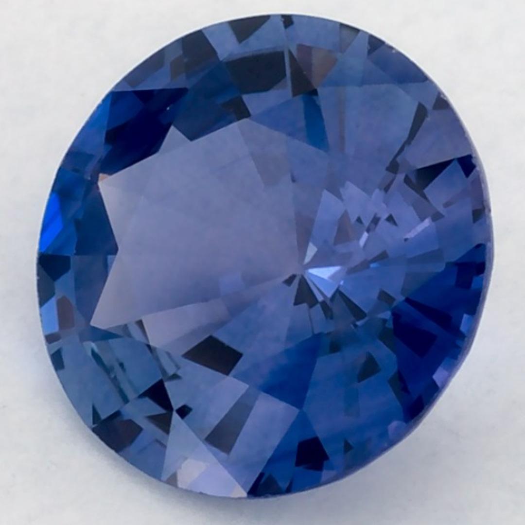 Questo zaffiro blu naturale offre eleganza e raffinatezza. Con la sua ricca saturazione del colore e il taglio preciso, è il centro perfetto per un anello di fidanzamento o un design di gioielli di lusso.

Questo zaffiro proviene dallo Sri Lanka