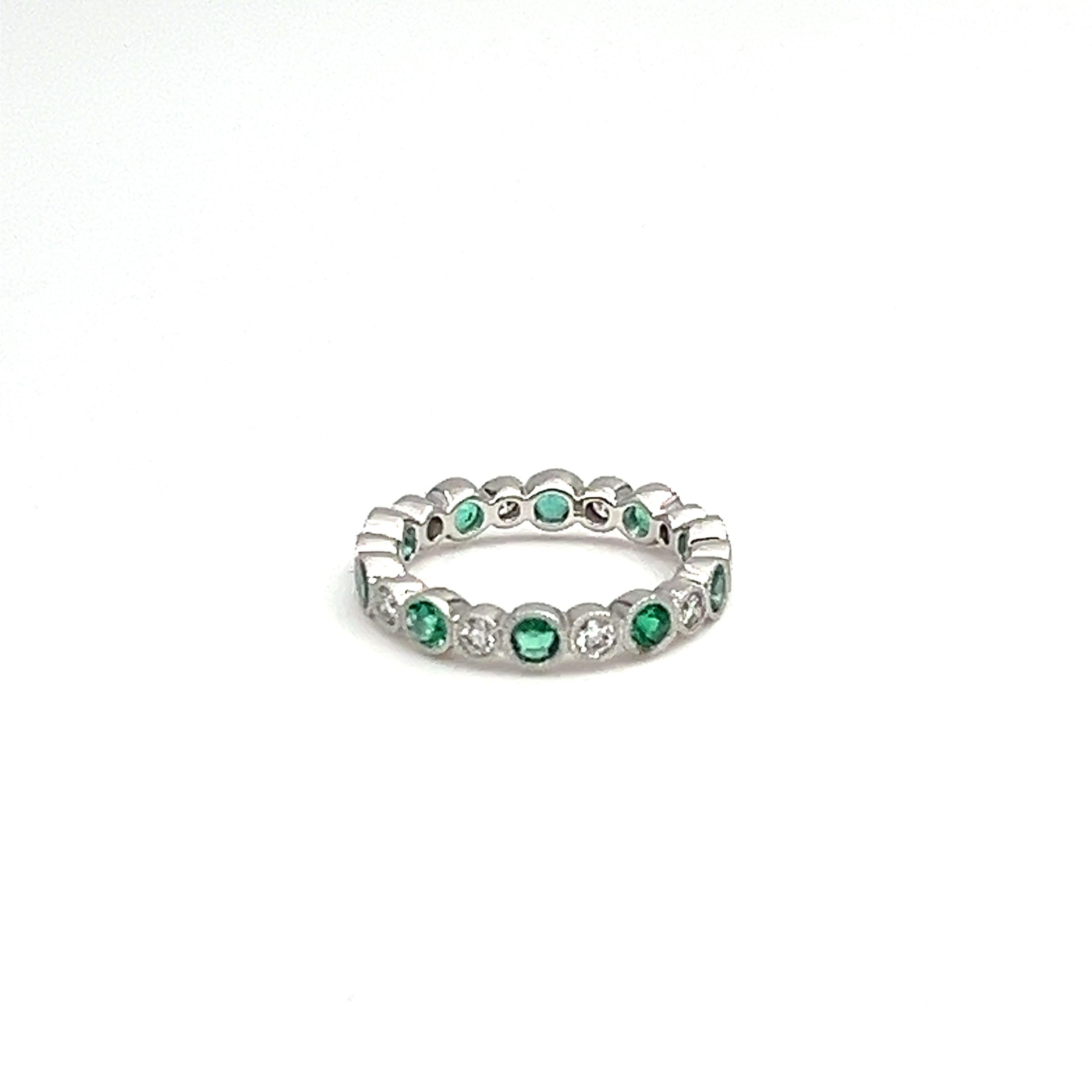 Round Cut 1.43 ct Round Emerald & Diamond Eternity Band For Sale