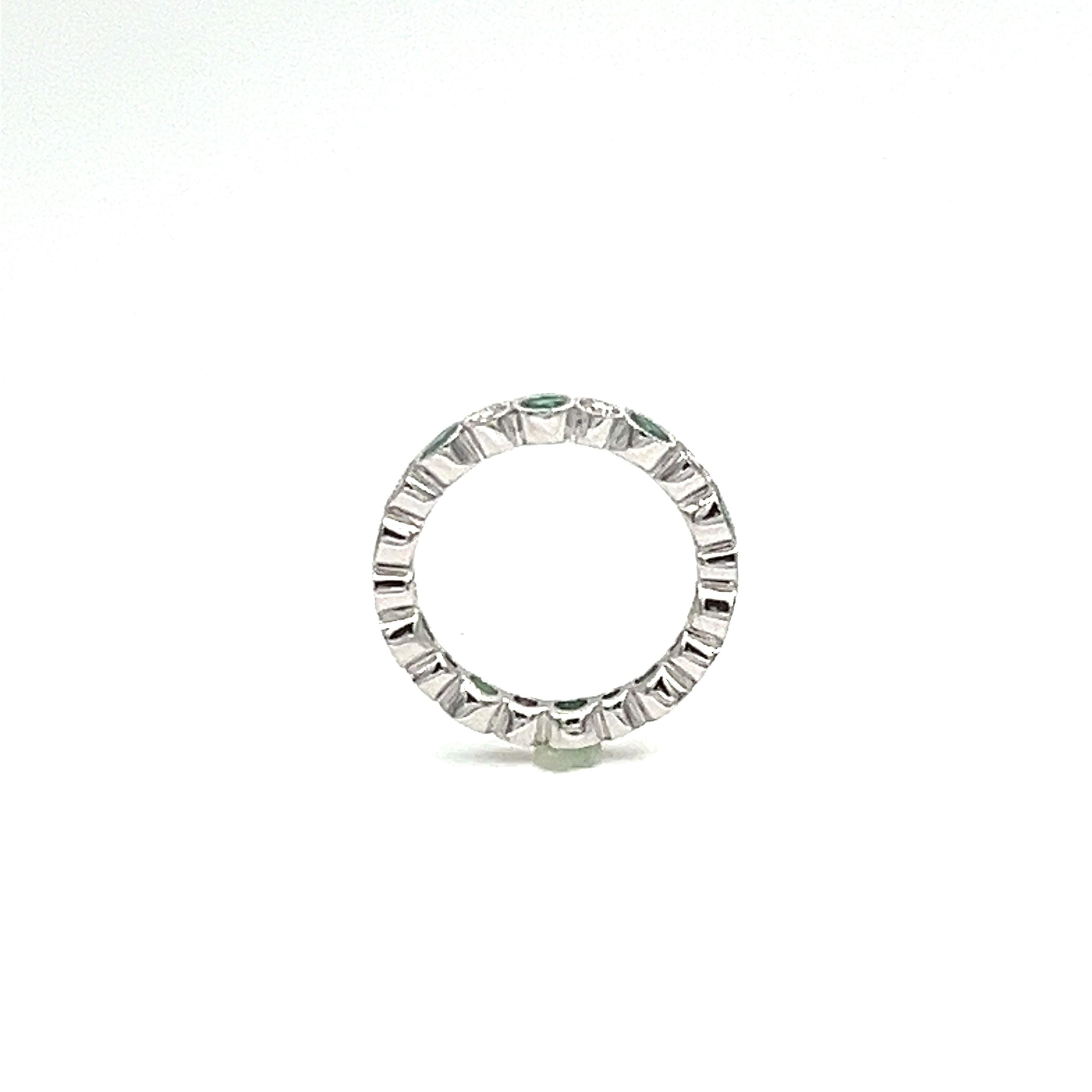 Taille ronde Anneau d'éternité en émeraudes rondes et diamants 1,43 carat en vente