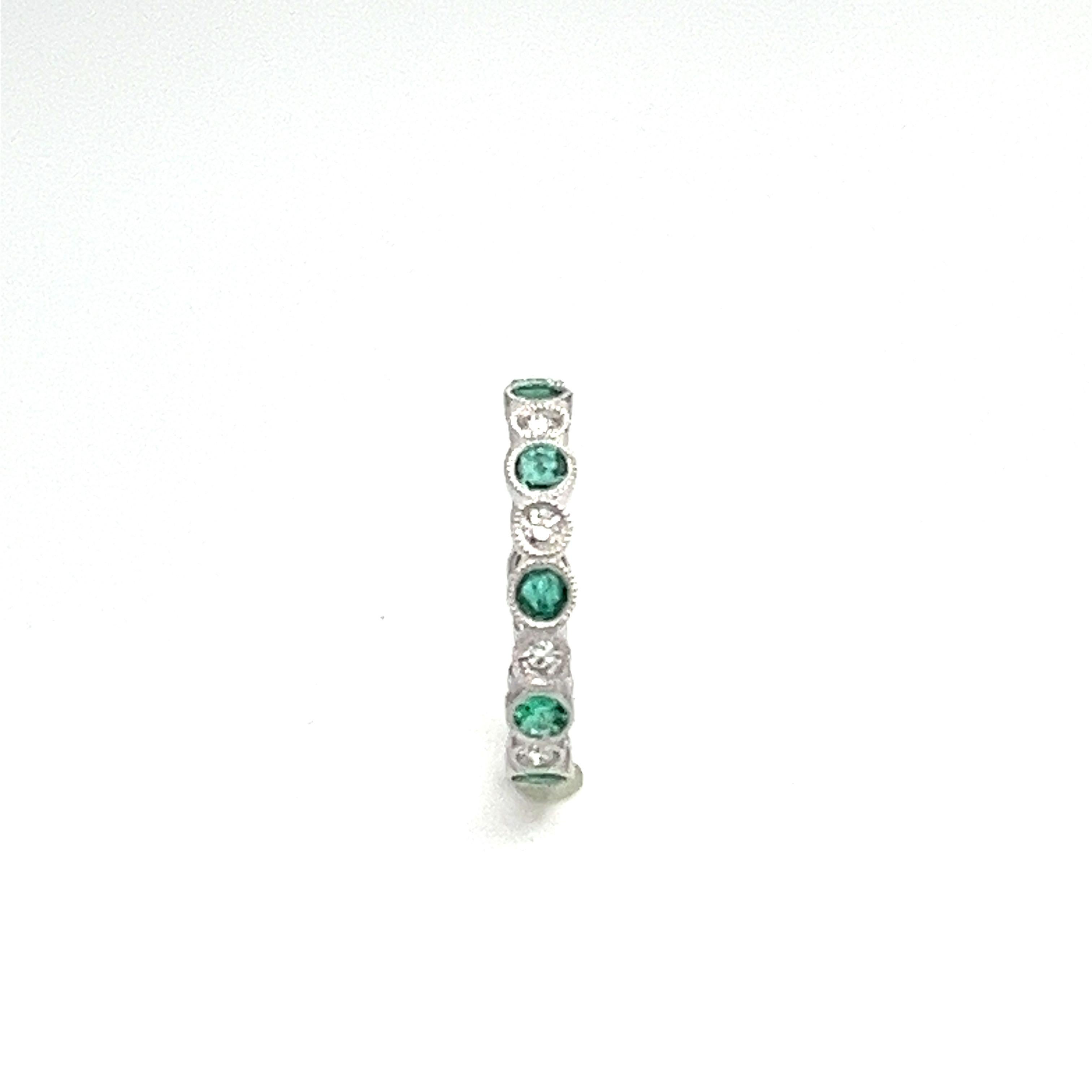 Women's or Men's 1.43 ct Round Emerald & Diamond Eternity Band For Sale