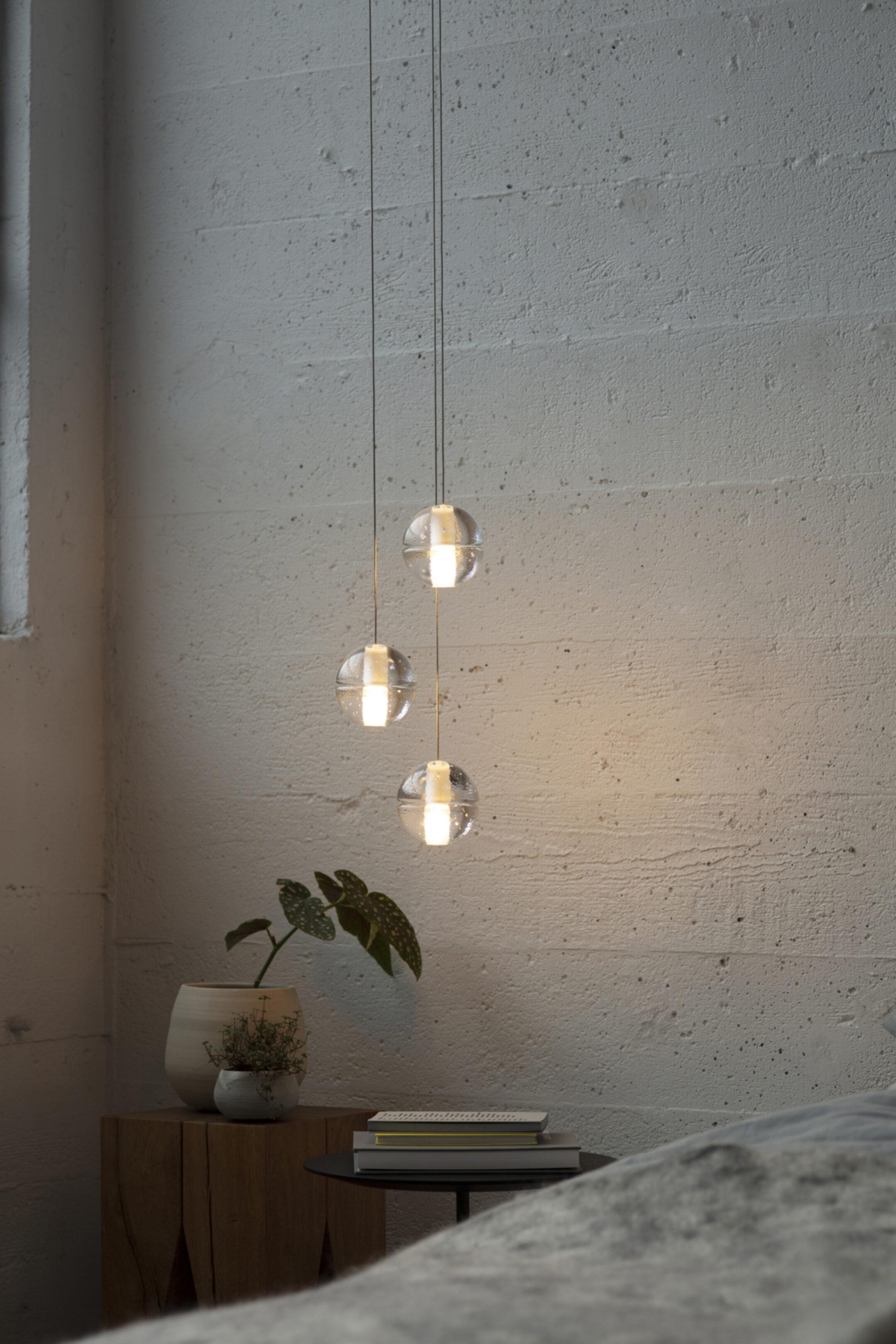 14,3 / Ciondolo 
di Omer Arbel

Il 14.3 è composto da tre pendenti in vetro fuso che si collegano a un unico baldacchino. Lampade e alimentatore inclusi.

Realizzato a mano in Canada.

Dimensioni del ciondolo: Pollici (Diametro x H)
8,7
