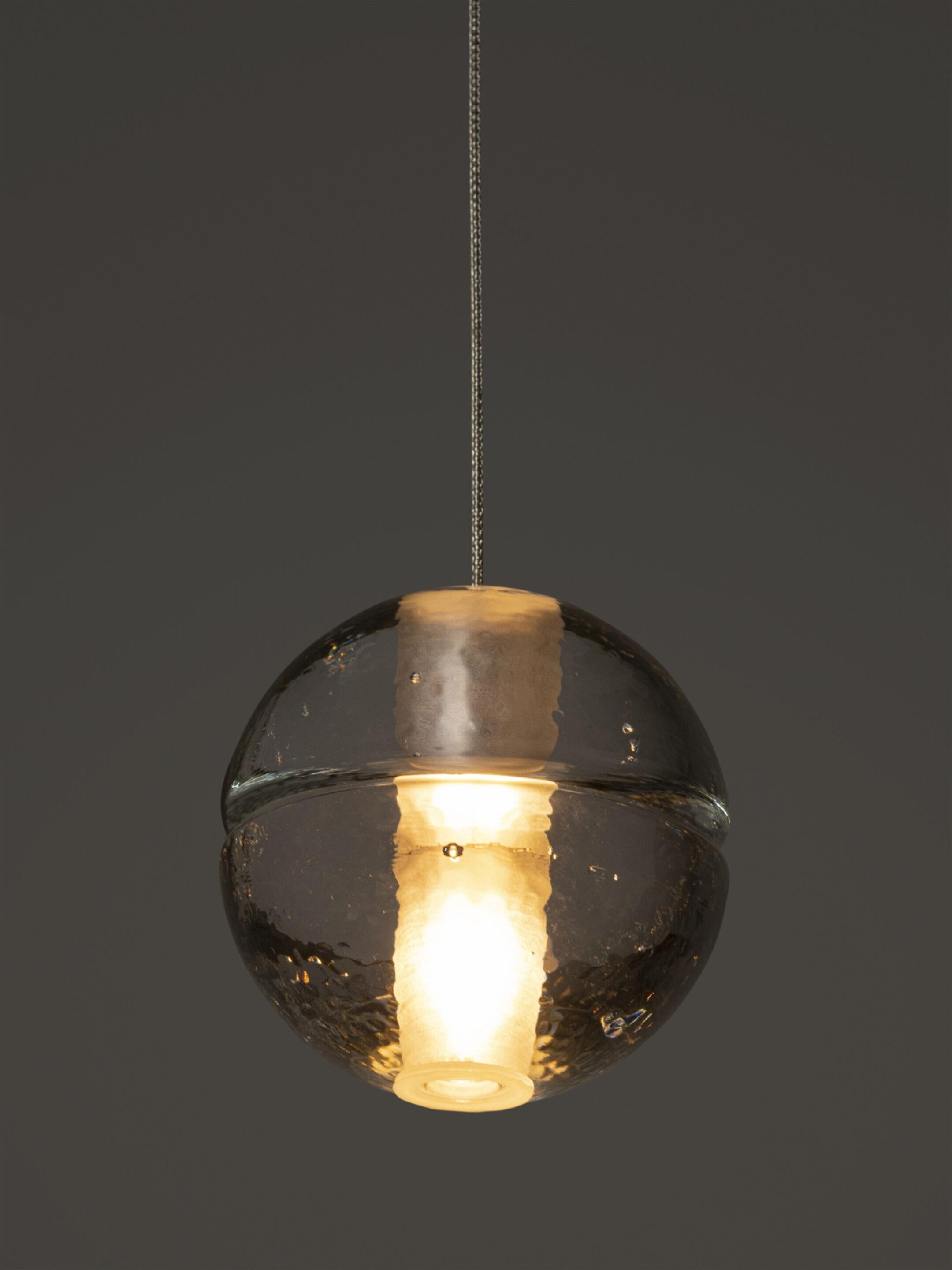 Moderno 14.3 Random Suspended Light di Bocci con vetro fuso e cavo coassiale in vendita