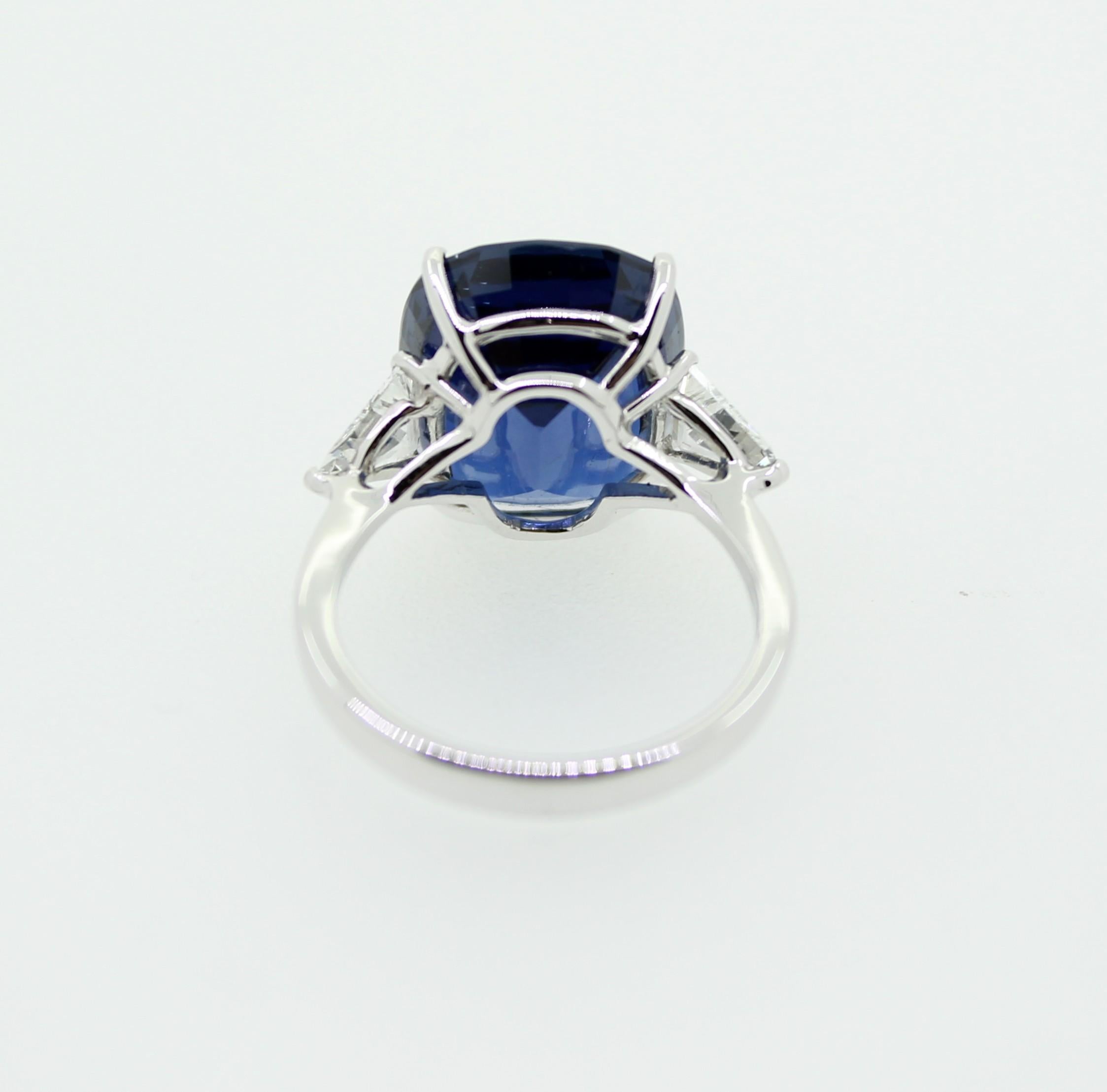 14.30 Carat Cushion Blue Sapphire and Side White Trillon Diamond Engagement Ring In New Condition For Sale In Milano, IT